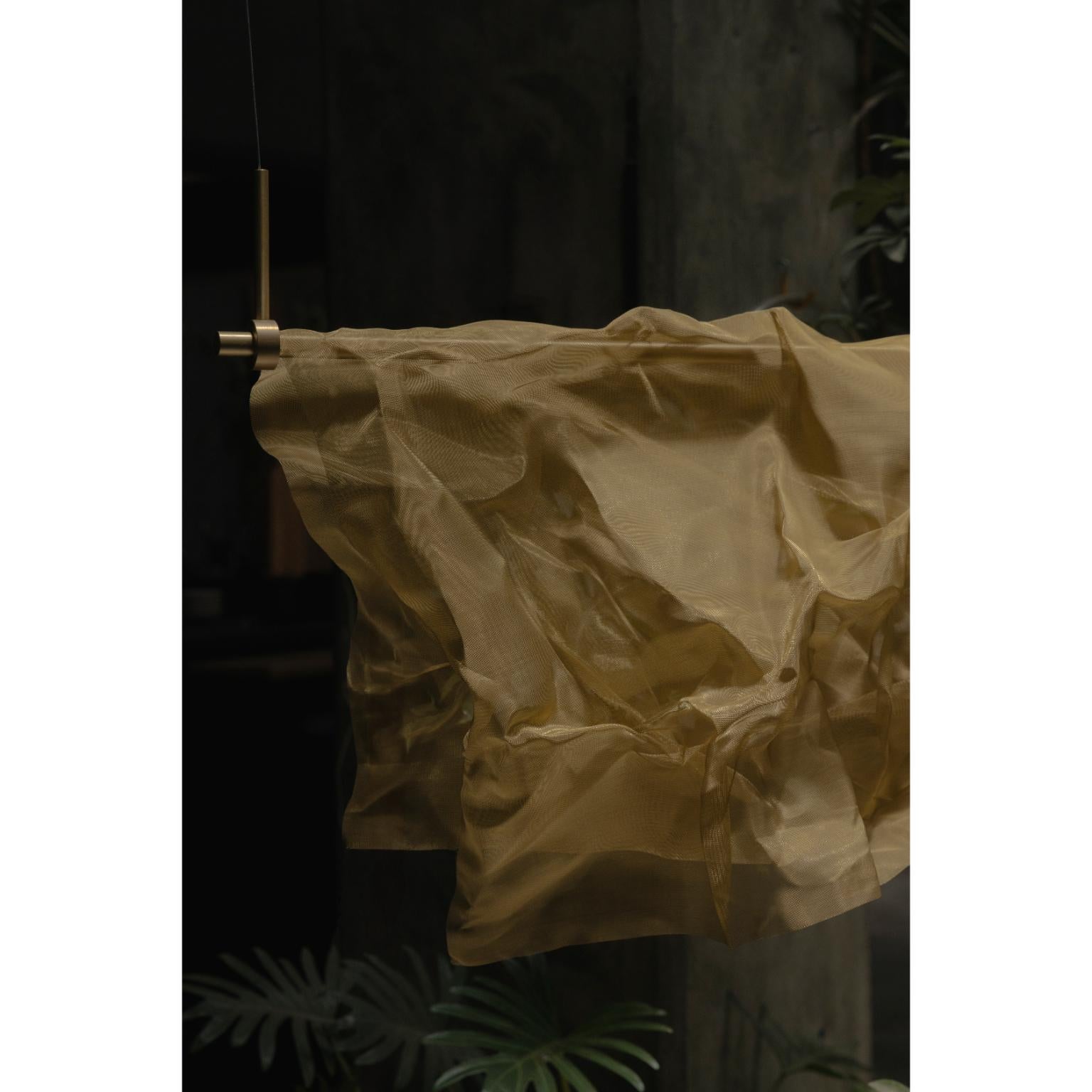 XXIe siècle et contemporain Luminaire suspendu Manto en laiton vieilli avec maille en laiton par Nuumbra en vente