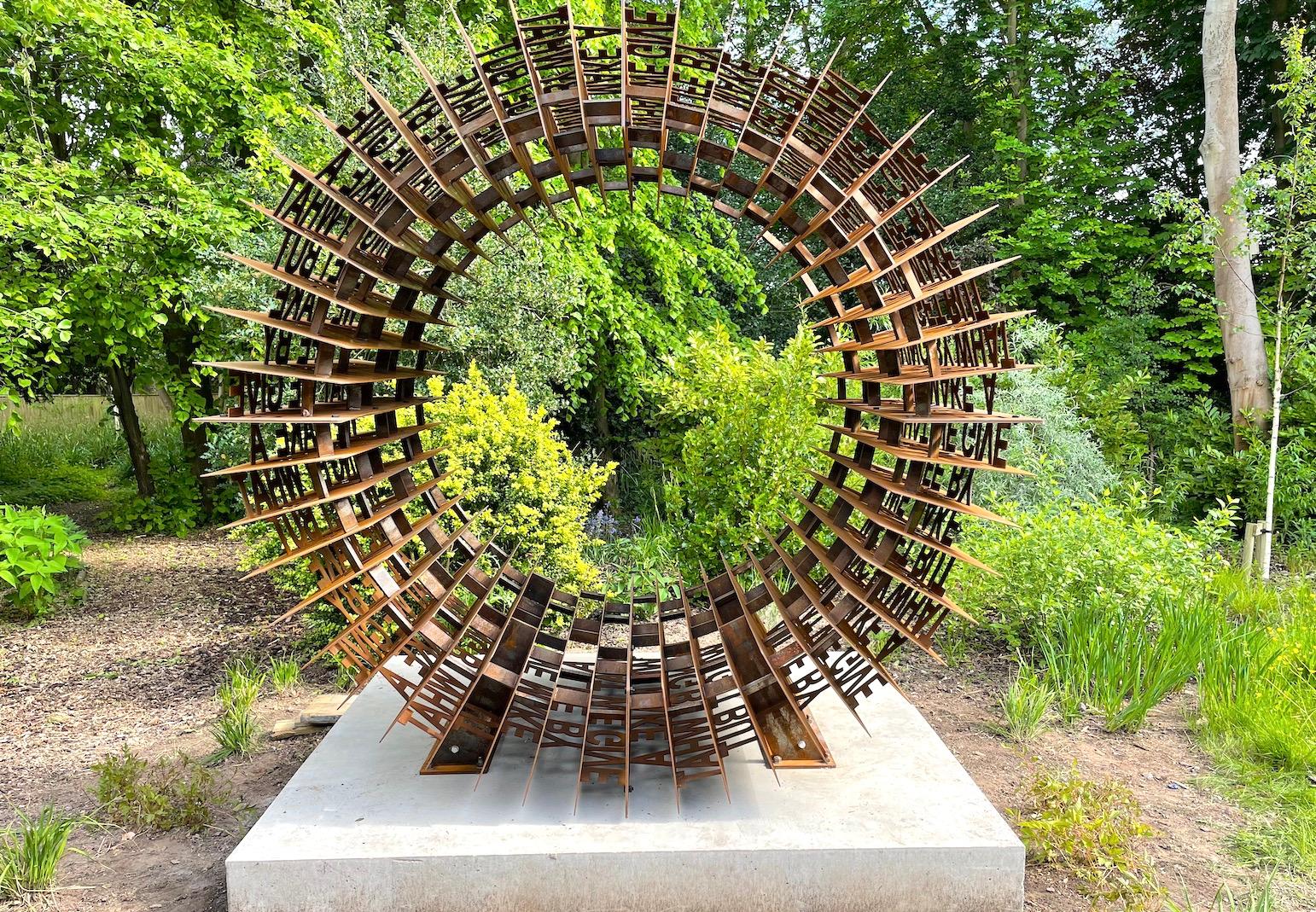 Corten-Stahl-Skulptur „Mantra Machine“ von Sapien, AKA Steve Anwar (21. Jahrhundert und zeitgenössisch) im Angebot