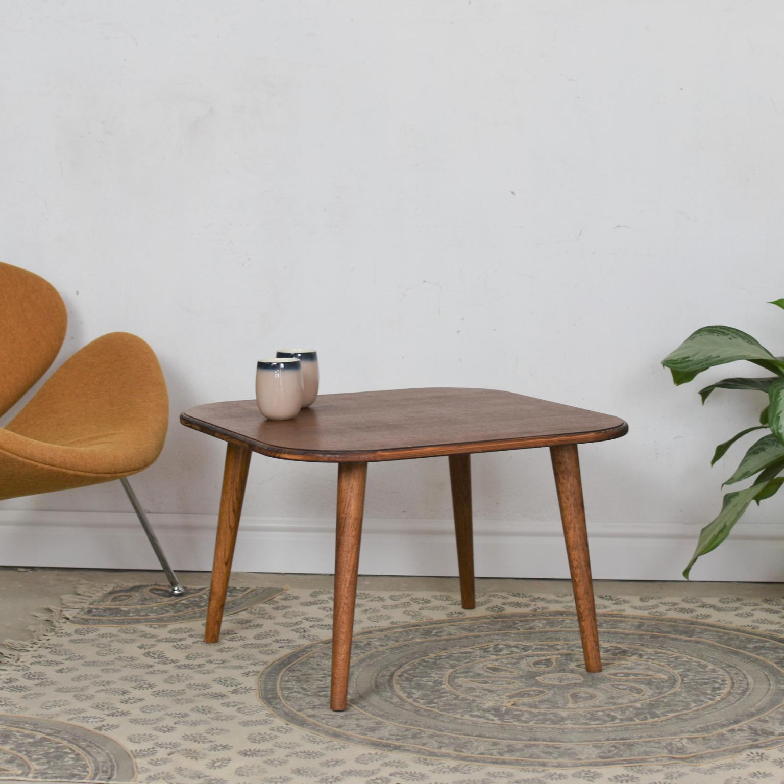 Table basse Manu par Pastform
Dimensions : D 65 x L 65 x H 42 cm.
MATERIAL : Bois teinté et verni.

Disponible en différentes couleurs de bois : Whisky, Rhum, BPA, Nobel, Brandy, Schwarz et Natura. Veuillez nous contacter.

Enraciné dans une bonne