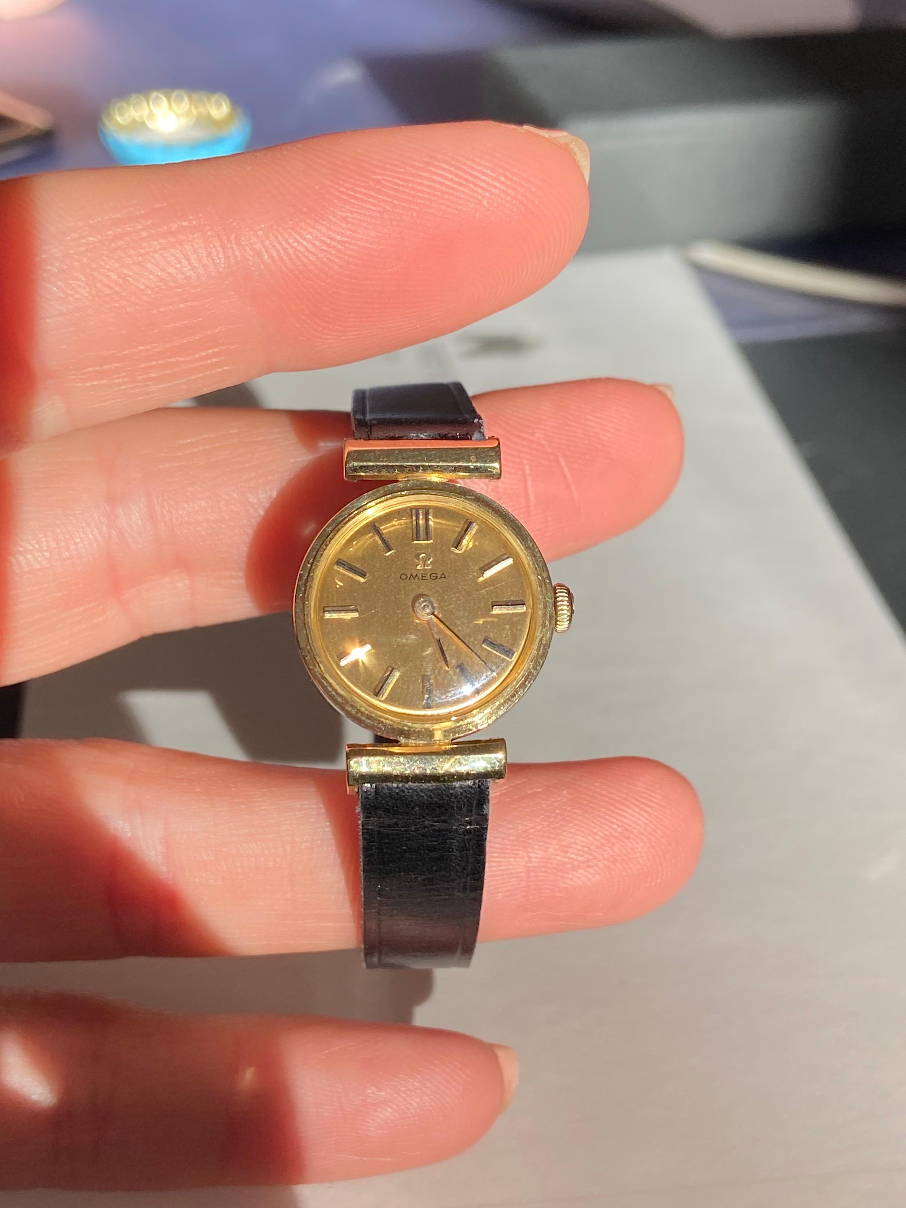 Manuelle Damen Omega Gold Uhr:: um 1960:: Swiss Made:: Bewertet im Zustand „Gut“ in Sofia, BG