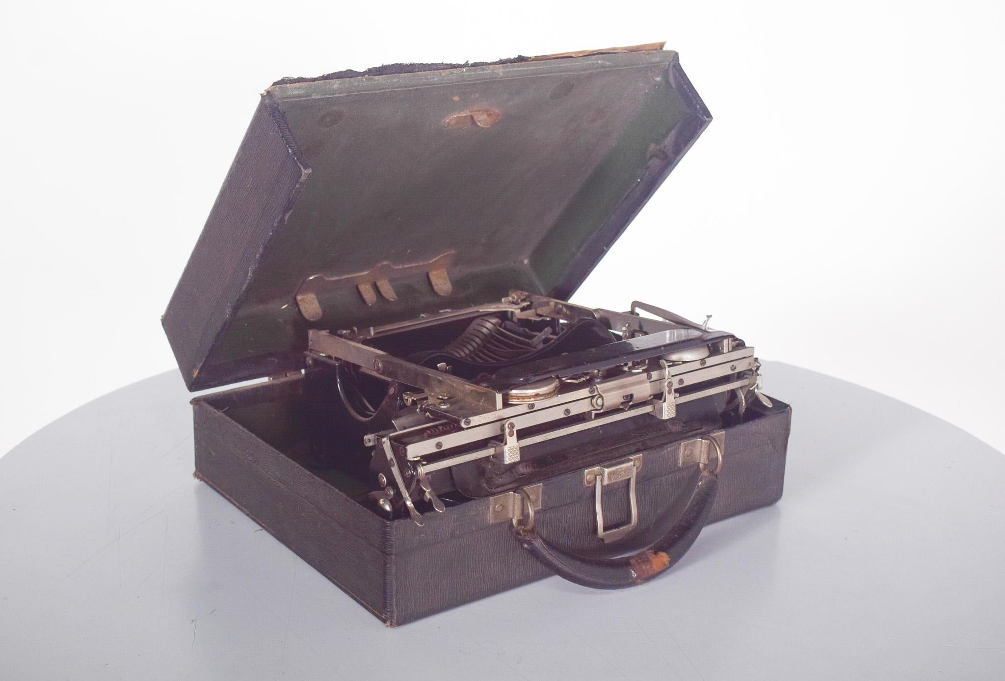 Manual portable typewriter, Corona, Groton, NY. Manufactured by the Corona Typewriter Company of Groton, New York, USA. series 3, 1920.
Model 3 reel complete with printing roller and ribbon. Can be folded forwards over the keyboard to reduce the