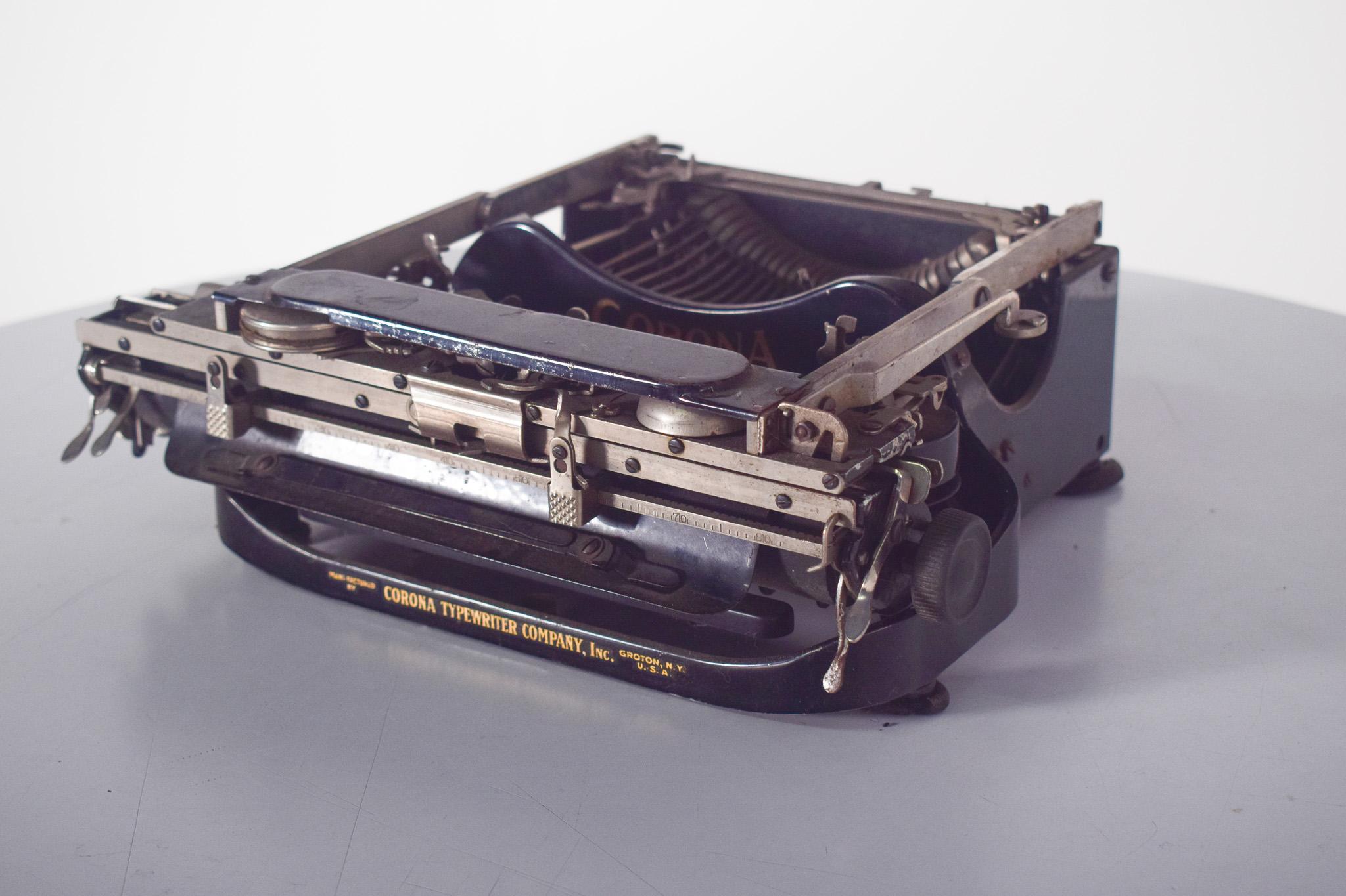 Manual Portable Typewriter, Corona, Groton, NY. In Fair Condition For Sale In Lisboa, Lisboa