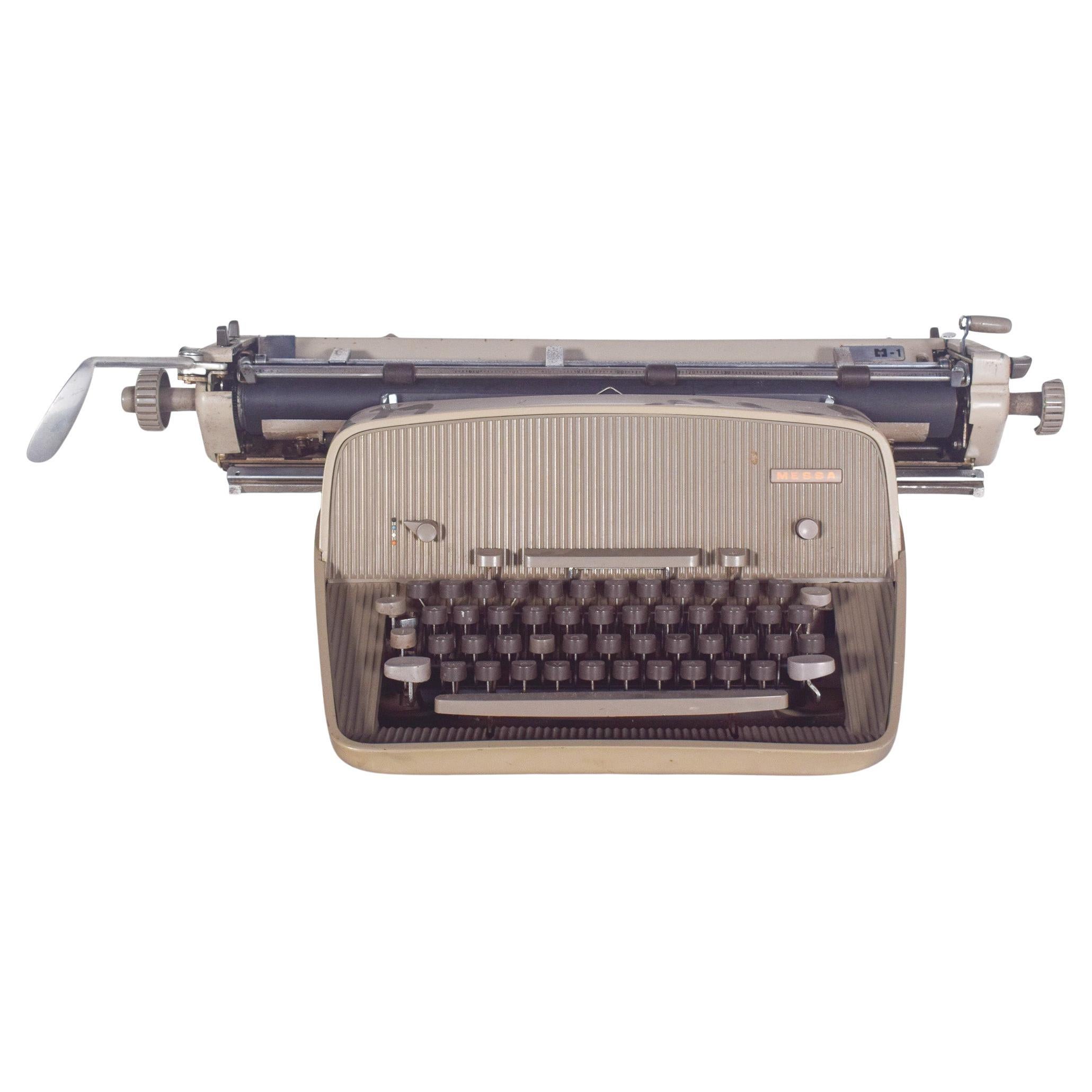 Typeur manuel AZERTY par MESSA en vente