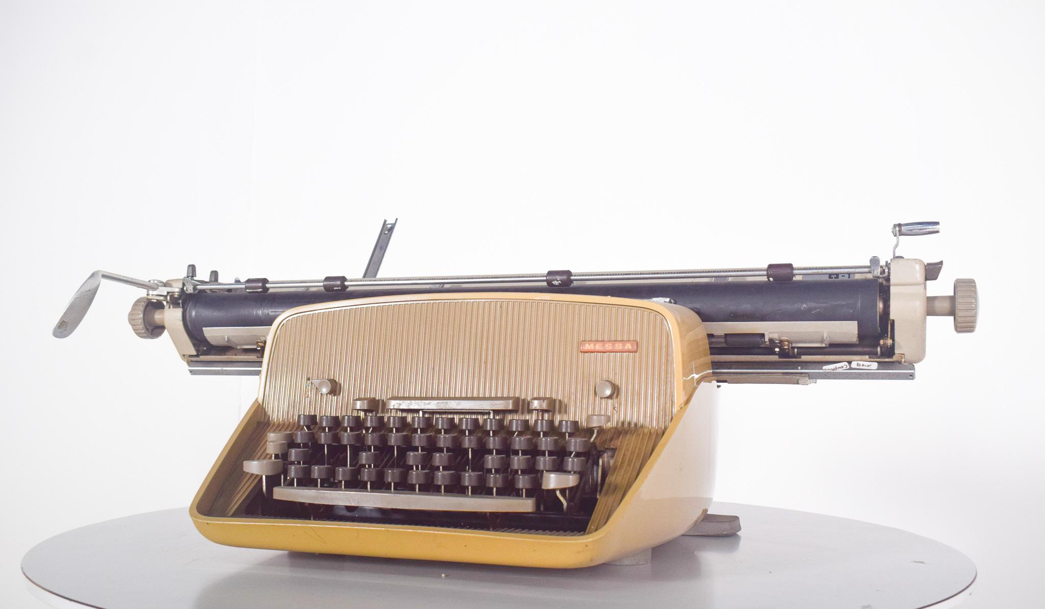 Mid-Century moderno Macchina da scrivere manuale, tastiera HCESAR di MESSA in vendita