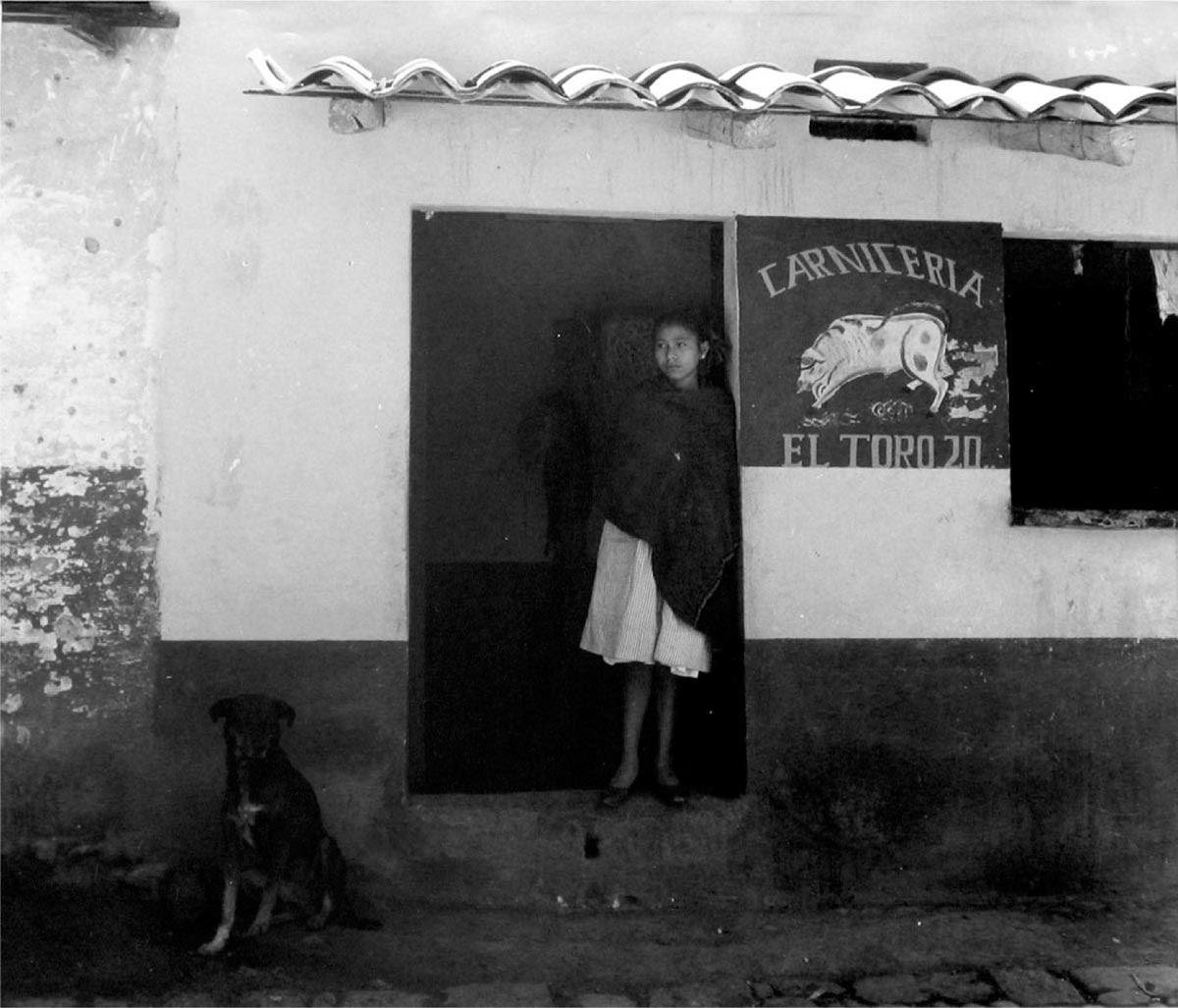 Manuel Alvarez Bravo Black and White Photograph - El Perro Veinte