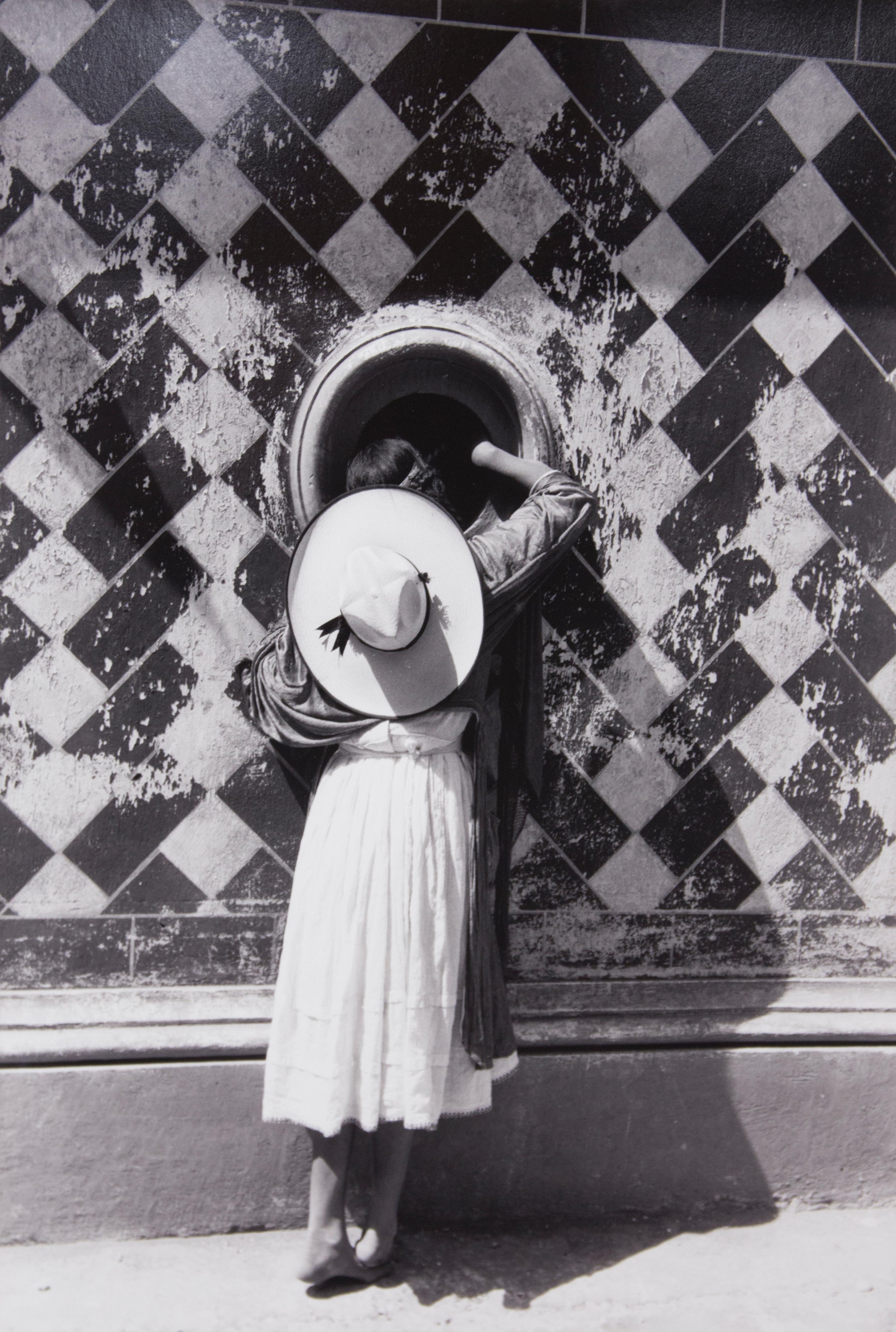 La Hija de los Danzantes (The Daughter of the Dancers), 1933 - Alvarez Bravo - Photograph by Manuel Alvarez Bravo