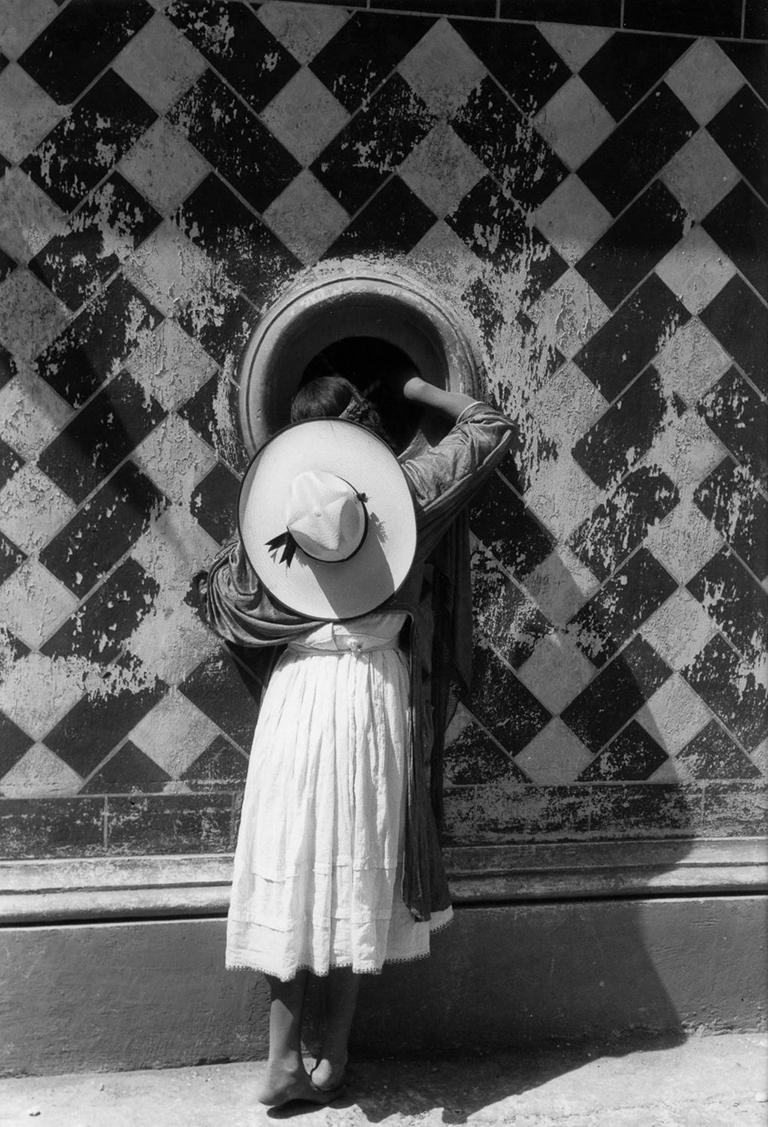Black and White Photograph di Manuel Alvarez Bravo - La hija de los danzantes (La figlia dei ballerini)