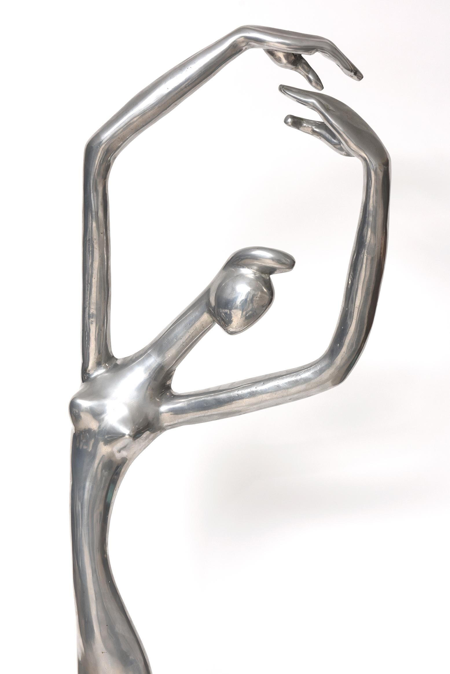 Impressionnante grande sculpture de danseuse en aluminium de l'artiste cubain Manuel Carbonell (1918-2011).

Sur socle en marbre signé MC. I+I . La base en marbre est jointe.

Avec la base, 67