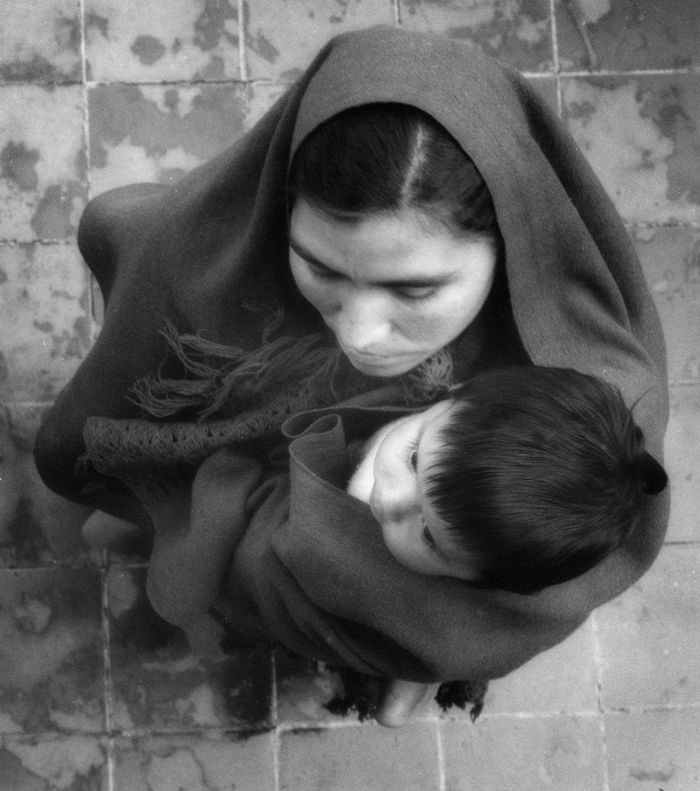 Manuel Carrillo Black and White Photograph – Untitled, Mexico. C. 1960-70s. (description, woman with child in serape)