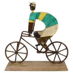 Sculpture de cycliste en fer et en papier mch de Manuel Felguerez