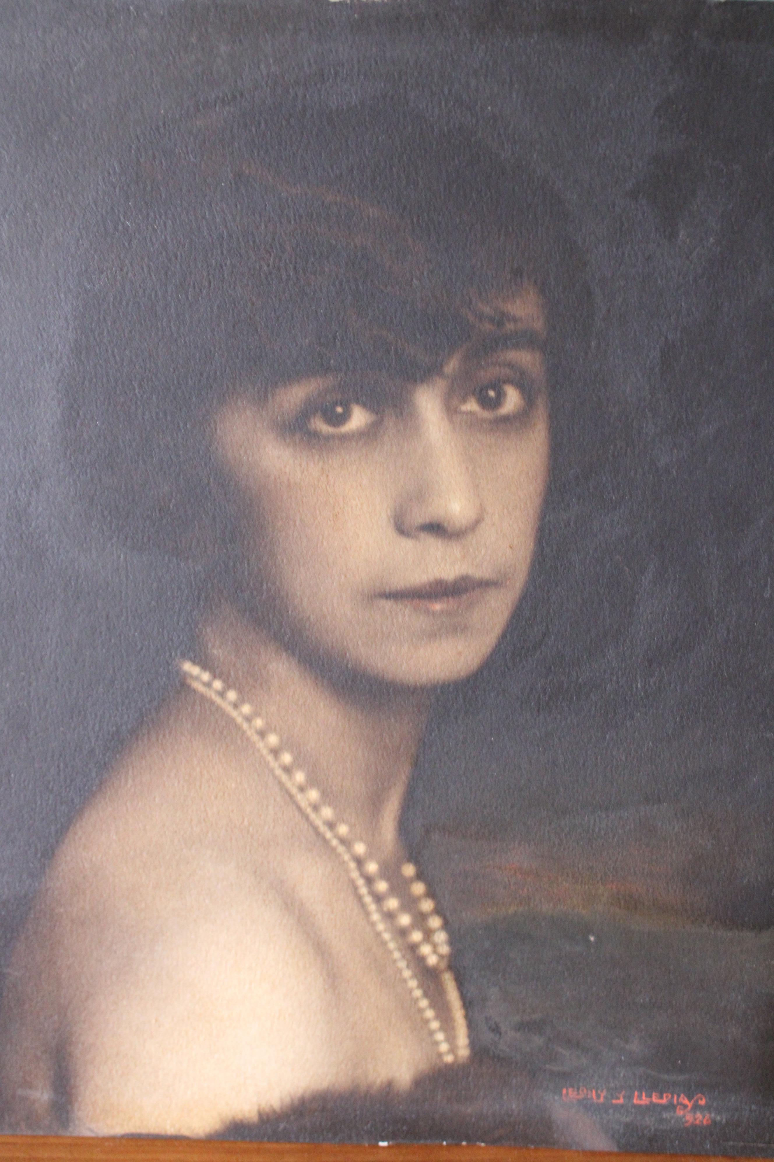 Antique Portrait oil painting of a woman dark and moody Art Deco painting - Brown Portrait Painting by Manuel Lledias