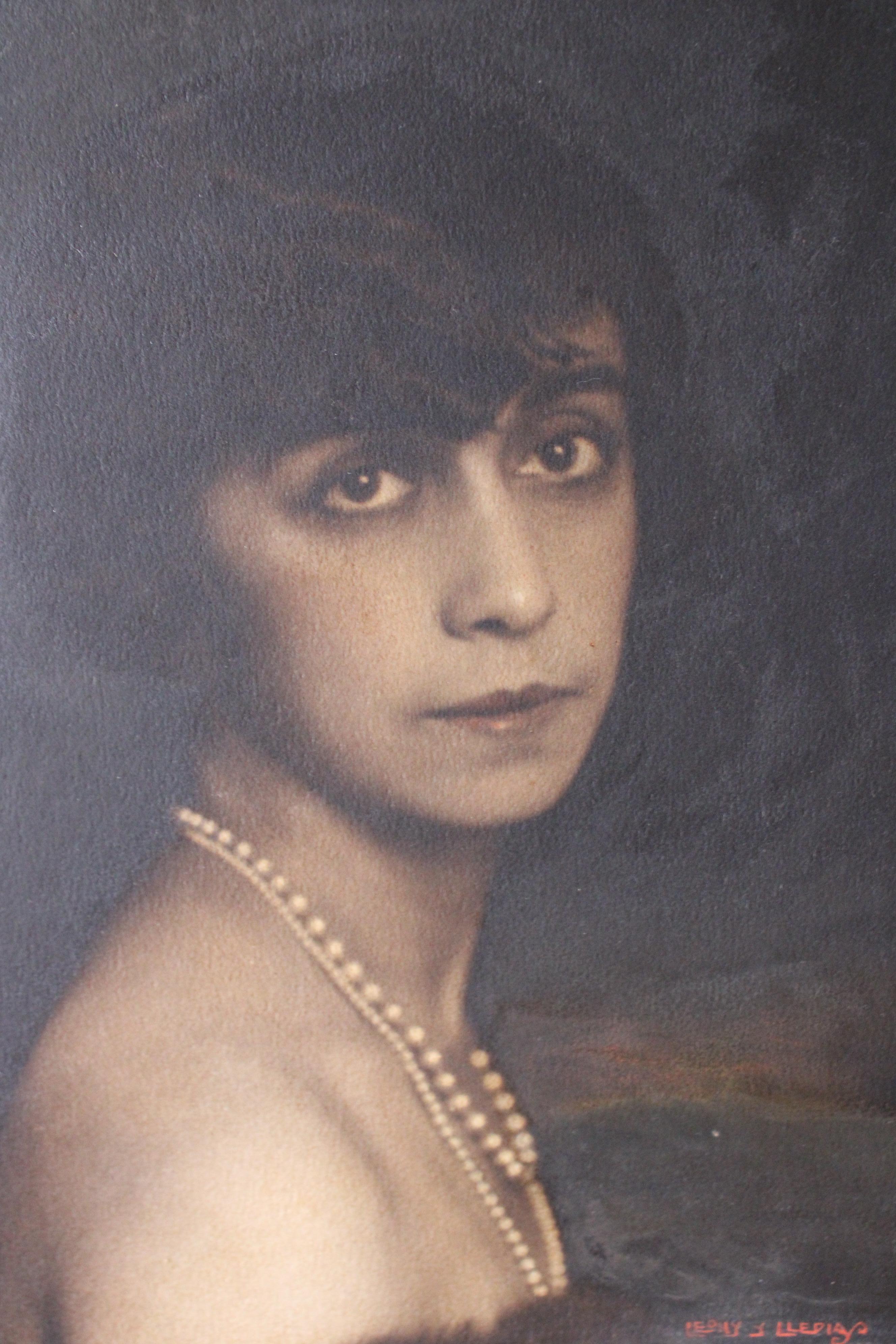 Antique Portrait oil painting of a woman dark and moody Art Deco painting For Sale 1