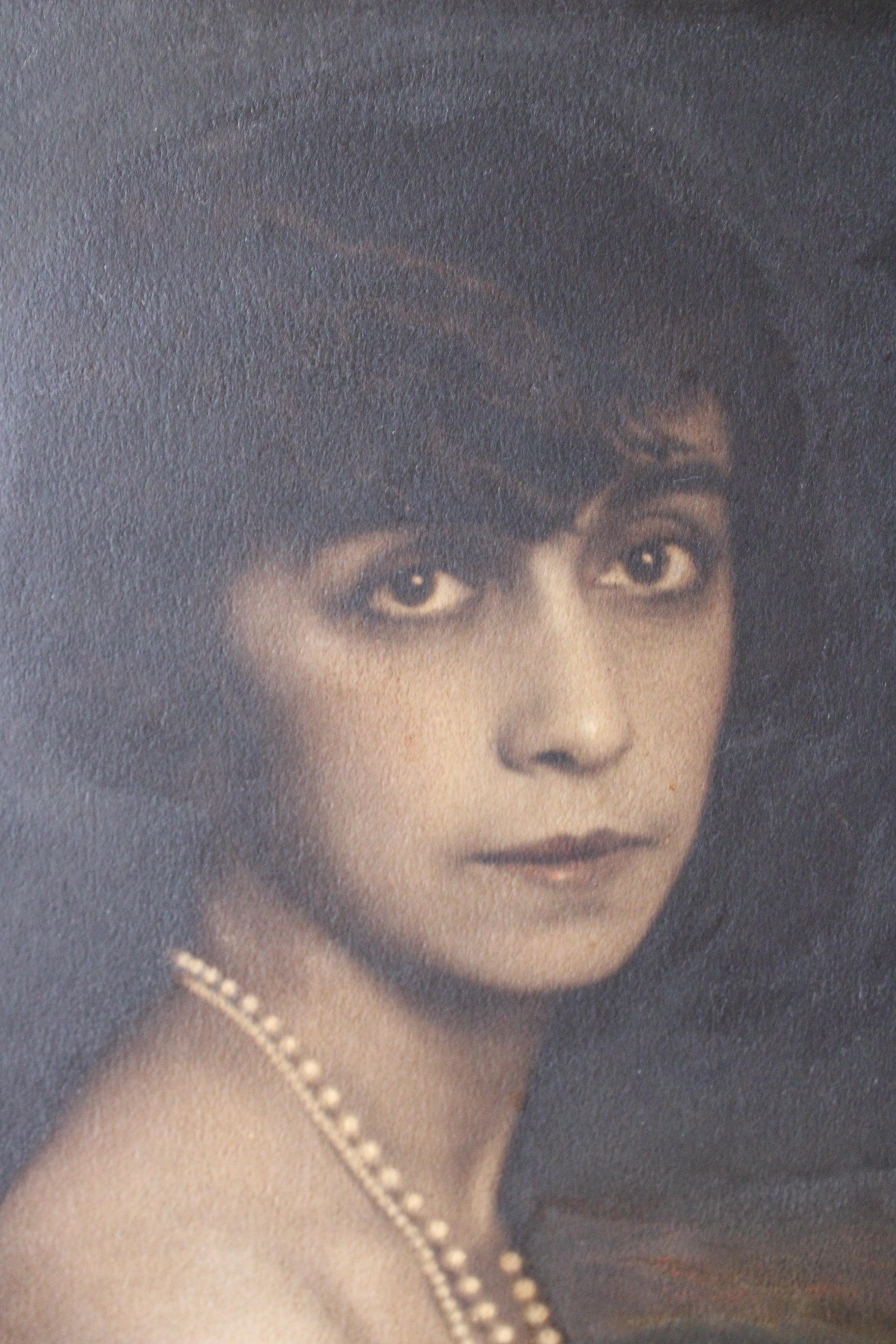 Antique Portrait oil painting of a woman dark and moody Art Deco painting For Sale 3