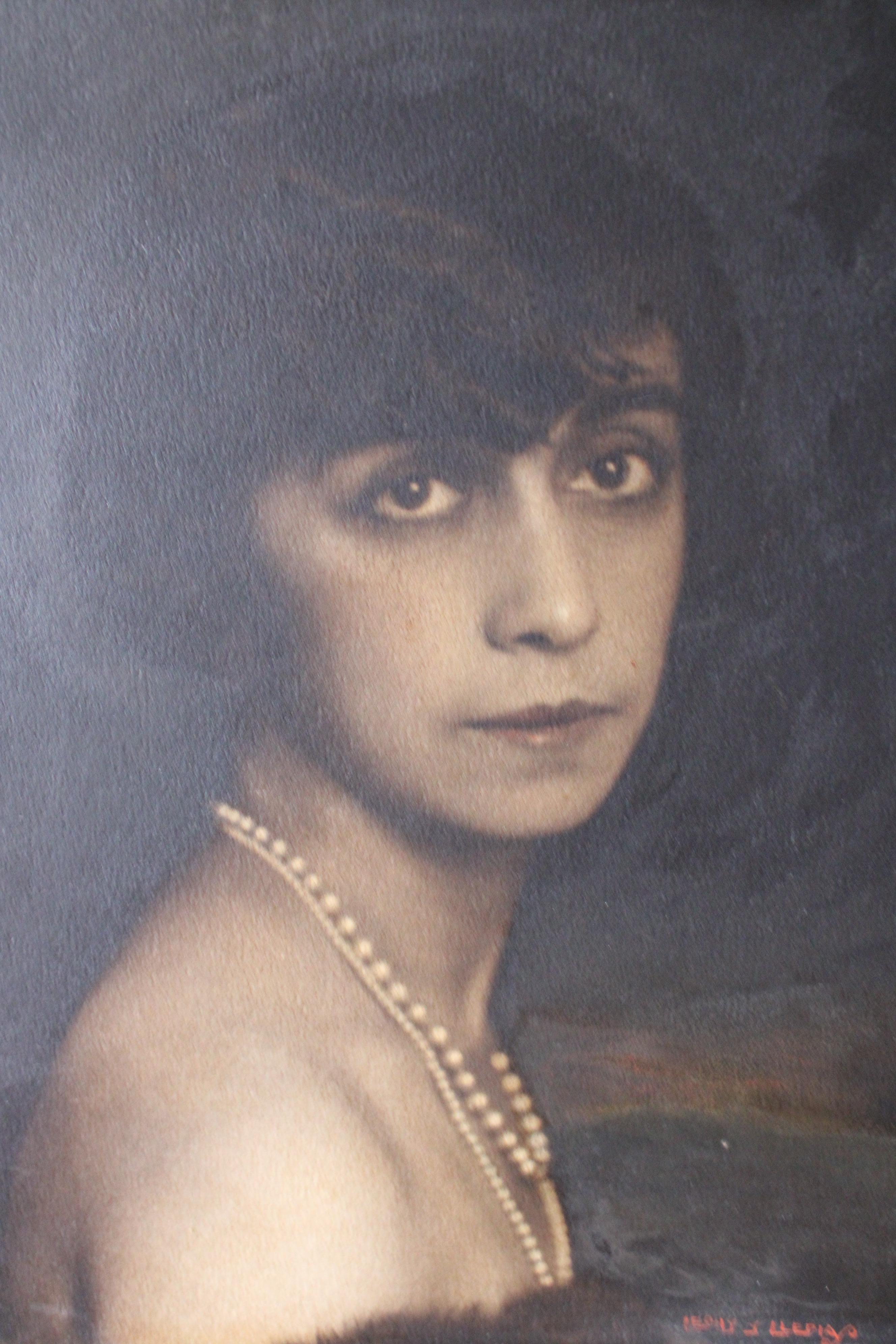Antique Portrait oil painting of a woman dark and moody Art Deco painting For Sale 4