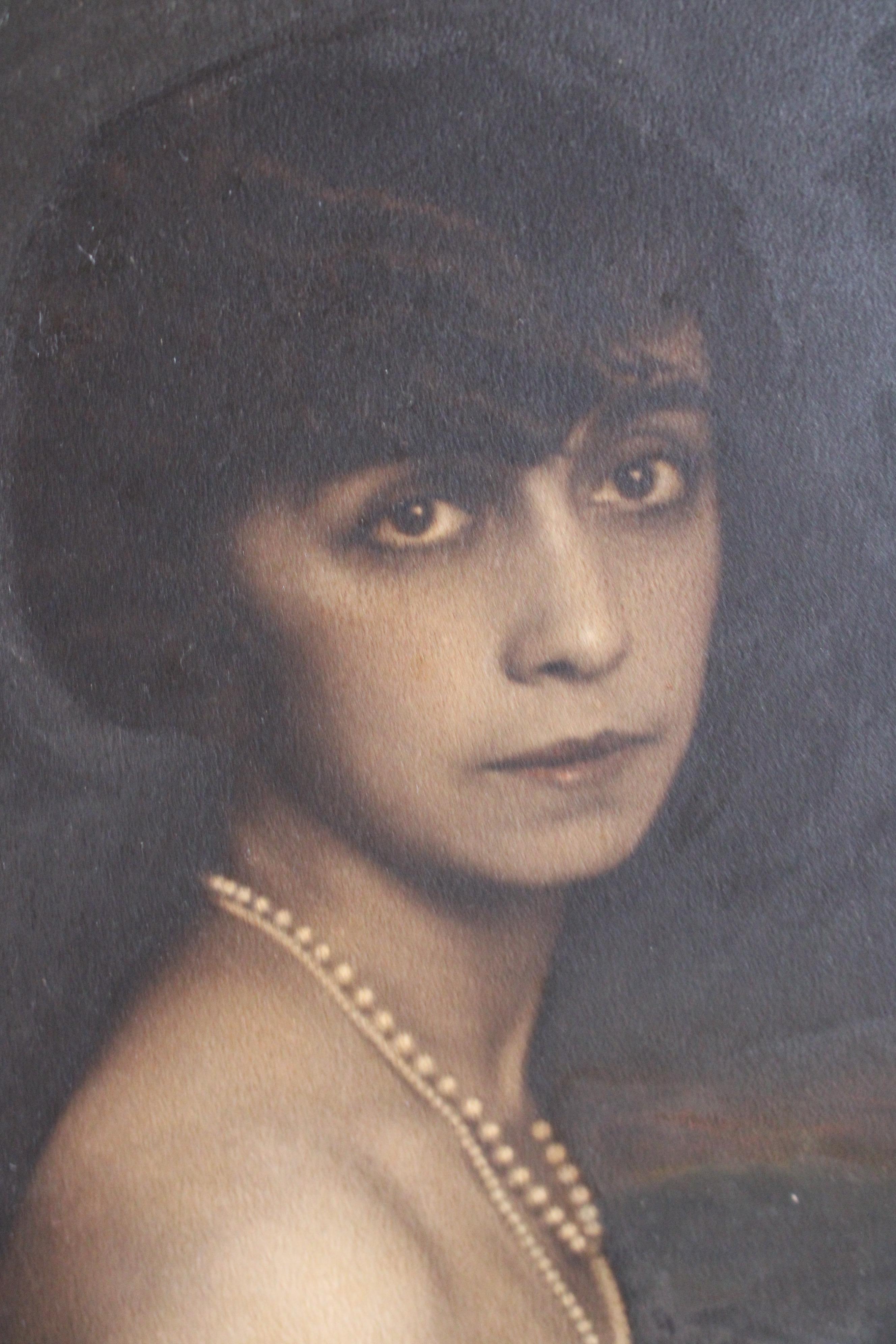 Antique Portrait oil painting of a woman dark and moody Art Deco painting For Sale 5