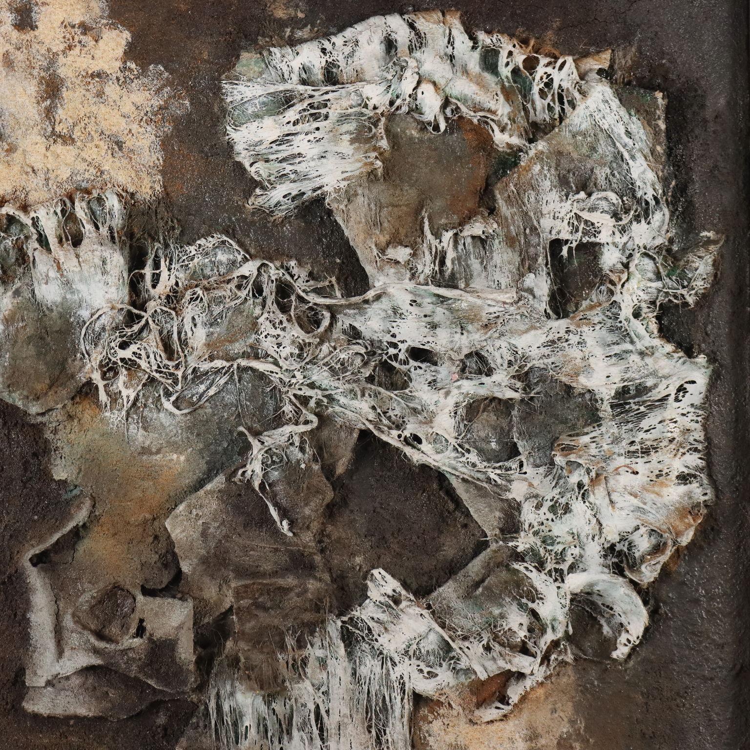 Technique mixte sur toile, avec applications matérielles.  Signé en bas à droite. 
De 1958 à 1968, ORAZI, qui était déjà passé de la phase figurative à la phase abstraite, se consacre à la création de compositions en relief : il collecte et utilise