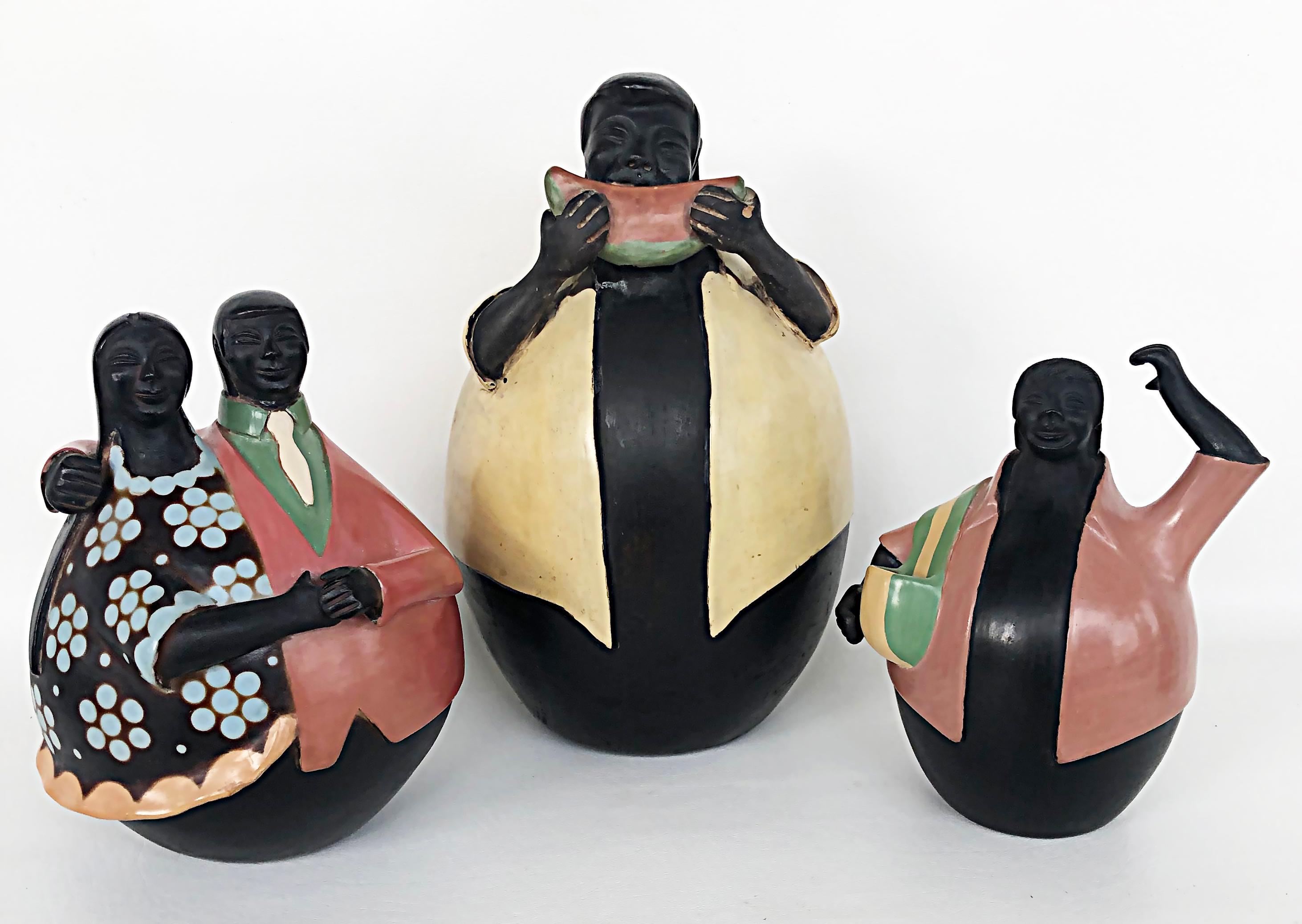 Manuel Sandoval Valez Latin American Figurative Ceramic Sculpture of a Newsboy For Sale 4