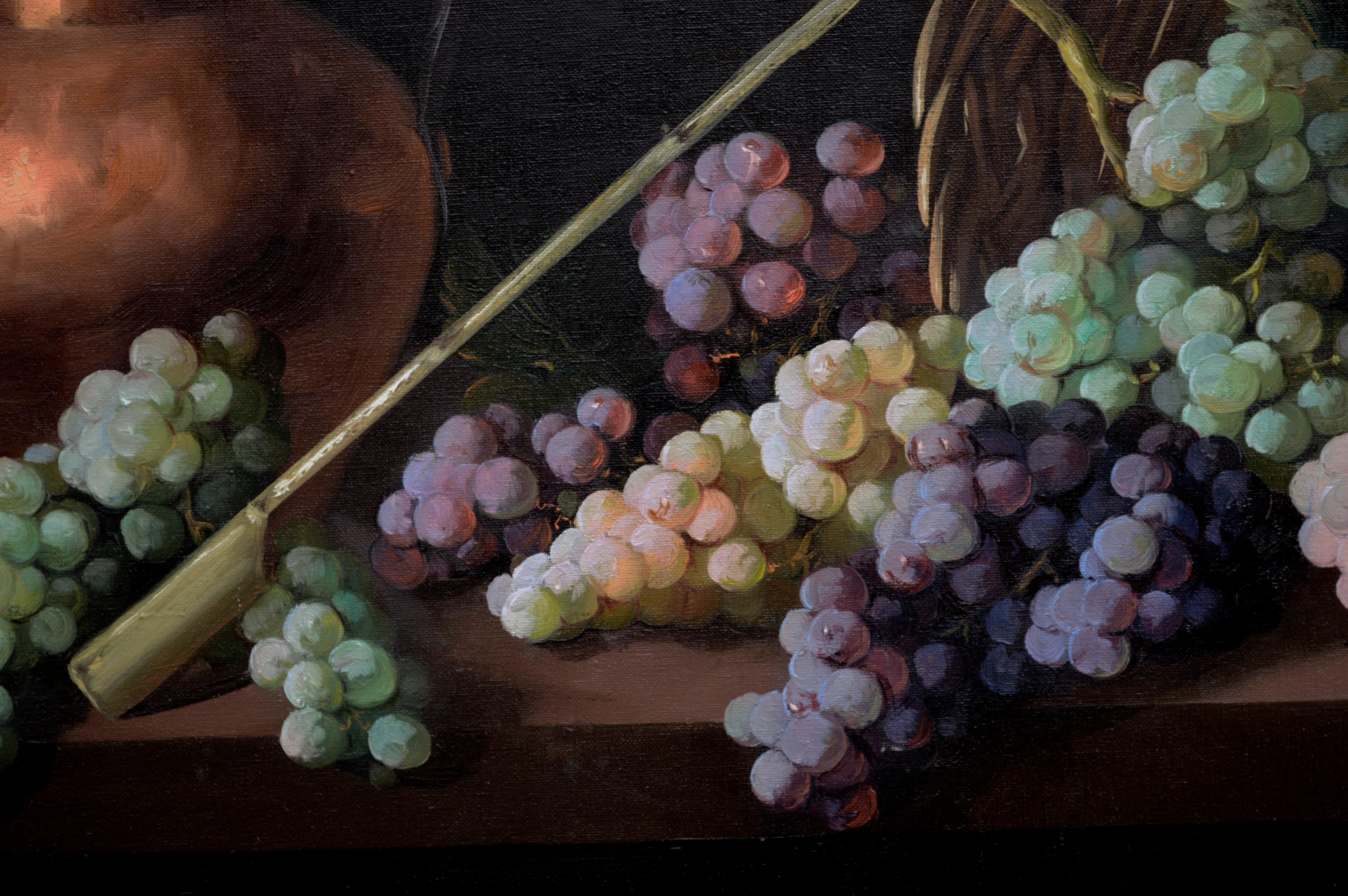 Nature morte douce et réaliste du milieu du siècle représentant un panier débordant de grappes de raisins mûrs, à côté d'un récipient en cuivre et d'un verre de vin blanc, par Manuel Ventura Millan (espagnol, 1923 - 1984). Signé 