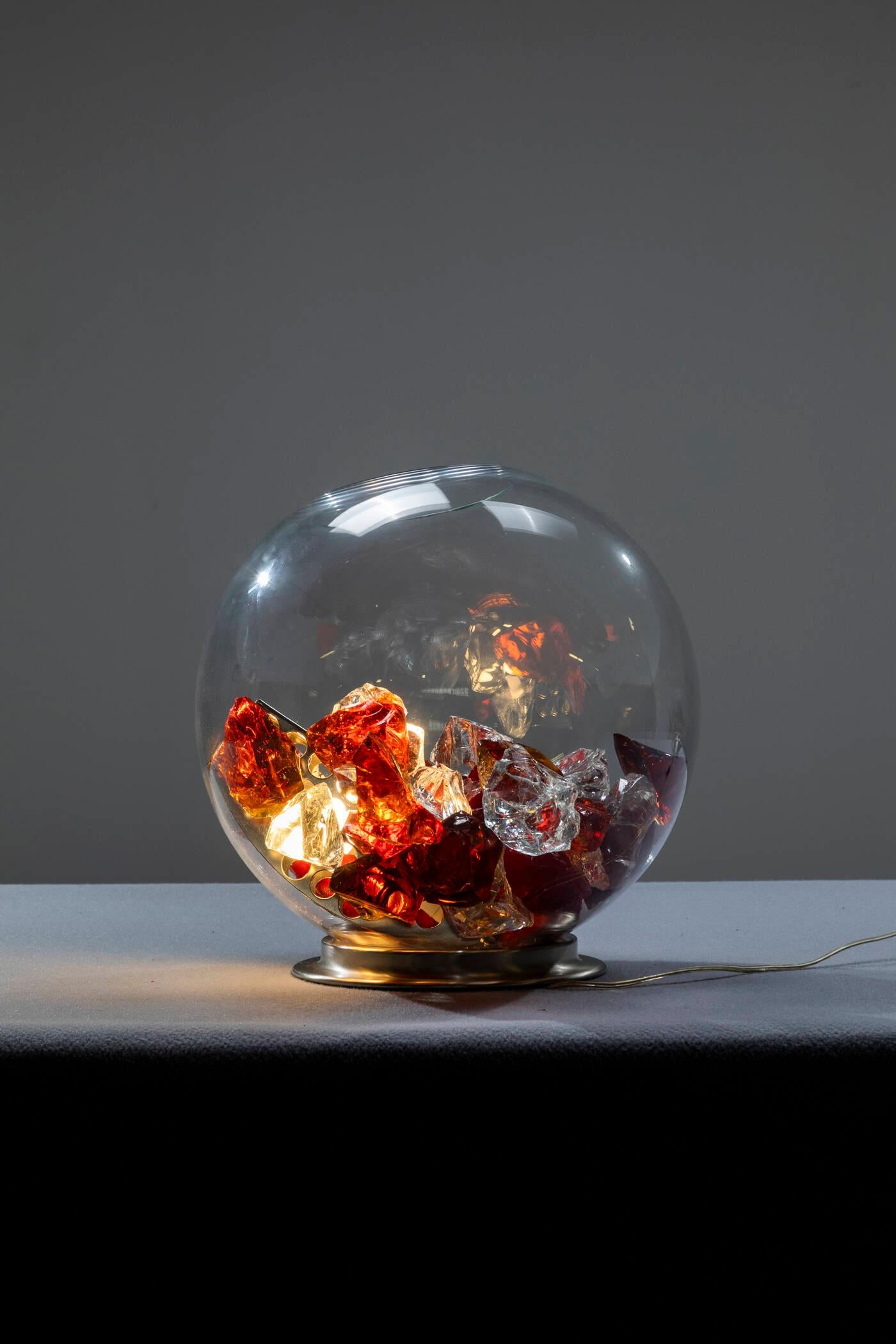 Bonita lámpara de mesa, prod. Leucos años 80.
Esfera de cristal transparente, elemento decorativo de cristal grueso coloreado
