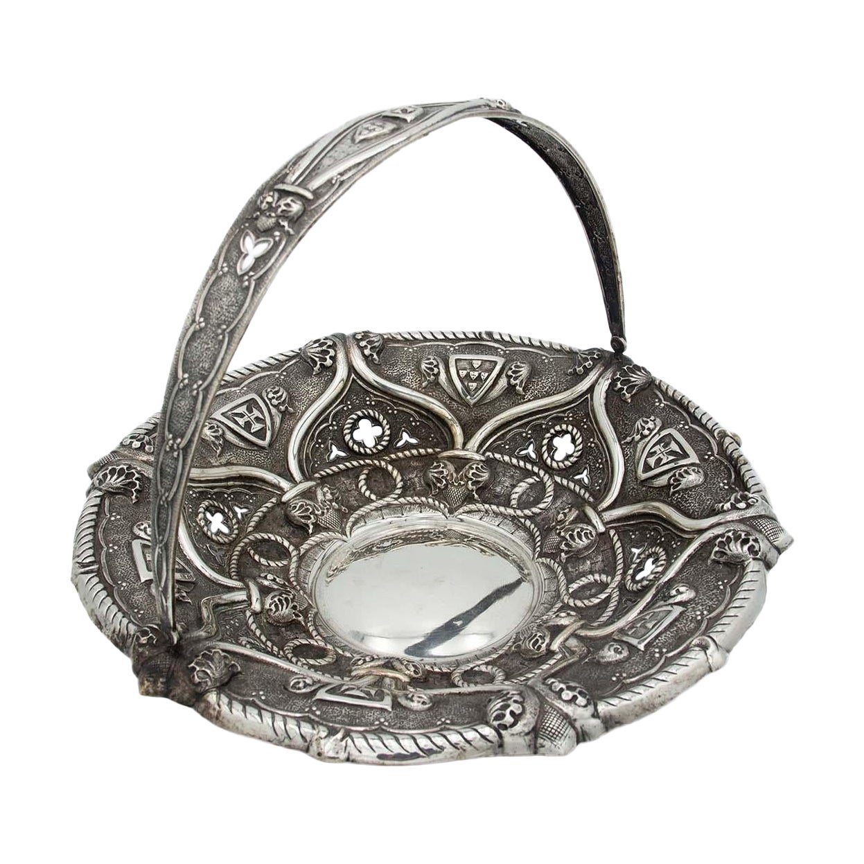 Manueline-style circular fruit bowl centerpiece