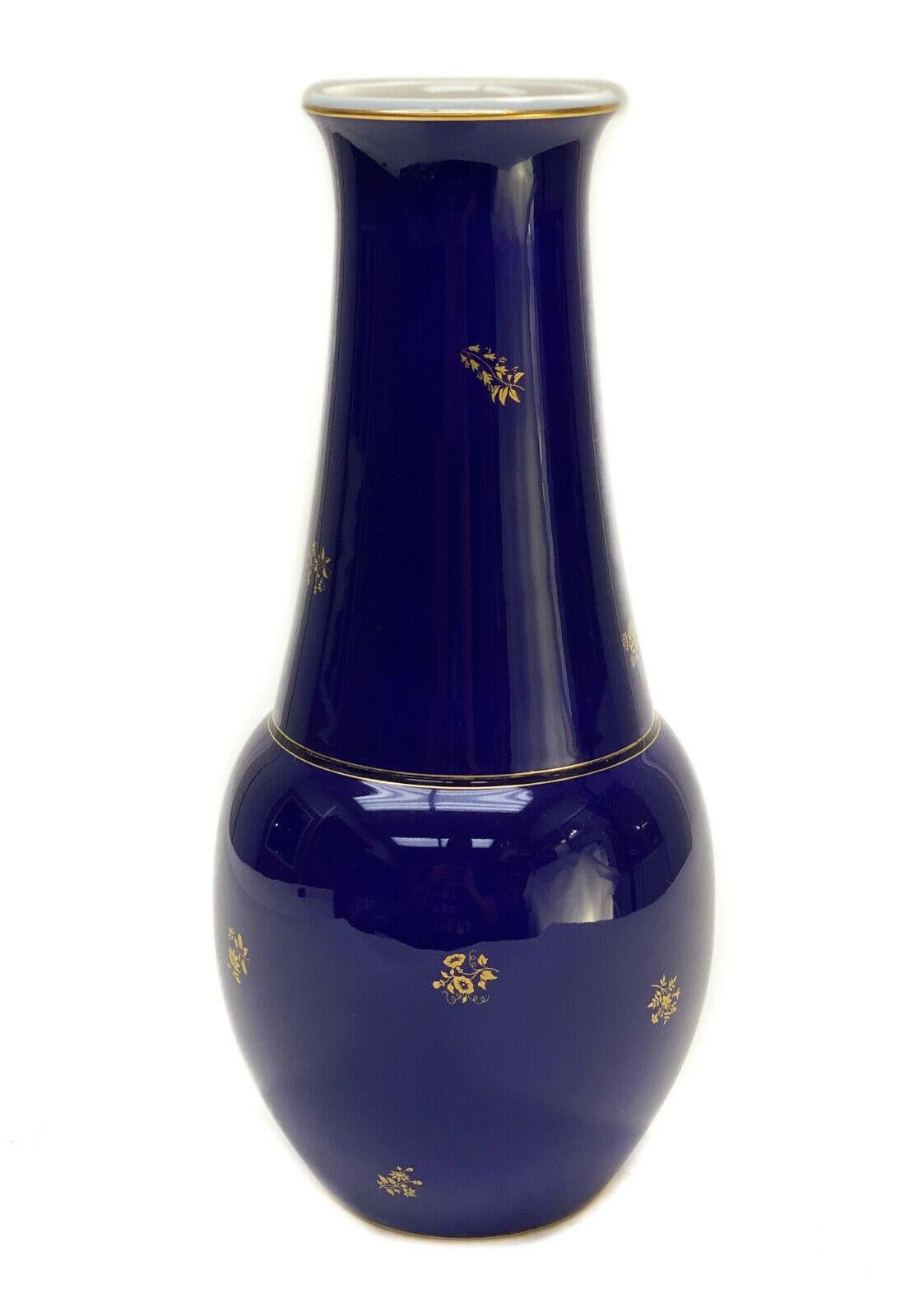 Manufacture de Sèvres Vase de 12 pouces en porcelaine bleu cobalt et dorée, 1926.

Fond bleu cobalt et doré avec des feuilles dorées sur toute la surface. Marque de la Manufacture de Sèvres sur le dessous, datée de 1925.

Informations