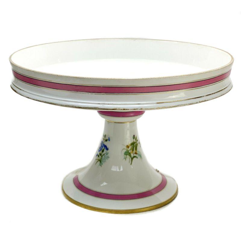 Manufacture de Sèvres Porcelaine Compotier Napoléonien, 1866

Compote à pied napoléonienne en porcelaine de la Manufacture de Sèvres, 1866. Un fond blanc avec une bande centrale rose à l'extérieur de la partie du bol de la compote. Fleurs