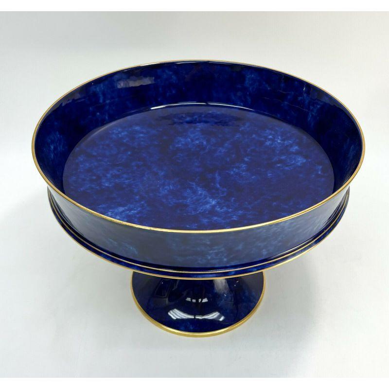 Manufacture Dore a Sevres porcelain large cobalt blue tazza, 1900.

Manufacture Dore a Sevres porcelain large cobalt blue tazza, 1900. Powdered cobalt blue ground with gilt to the rims. Manufacture Dore a Sevres mark to the underside