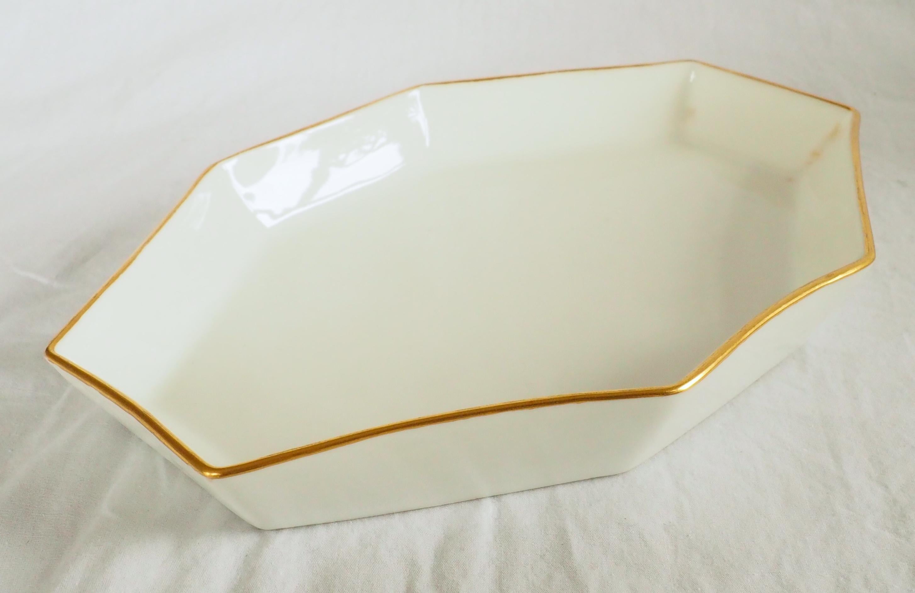 A fine Empire 8-sided serving dish, Paris porcelain signed Nast underneath (Nast Manufacture, Parisian porcelain manufacture active between 1784 and 1830). Beautiful yet sober model enhanced with a fine gold line on the edge. Early 19th century