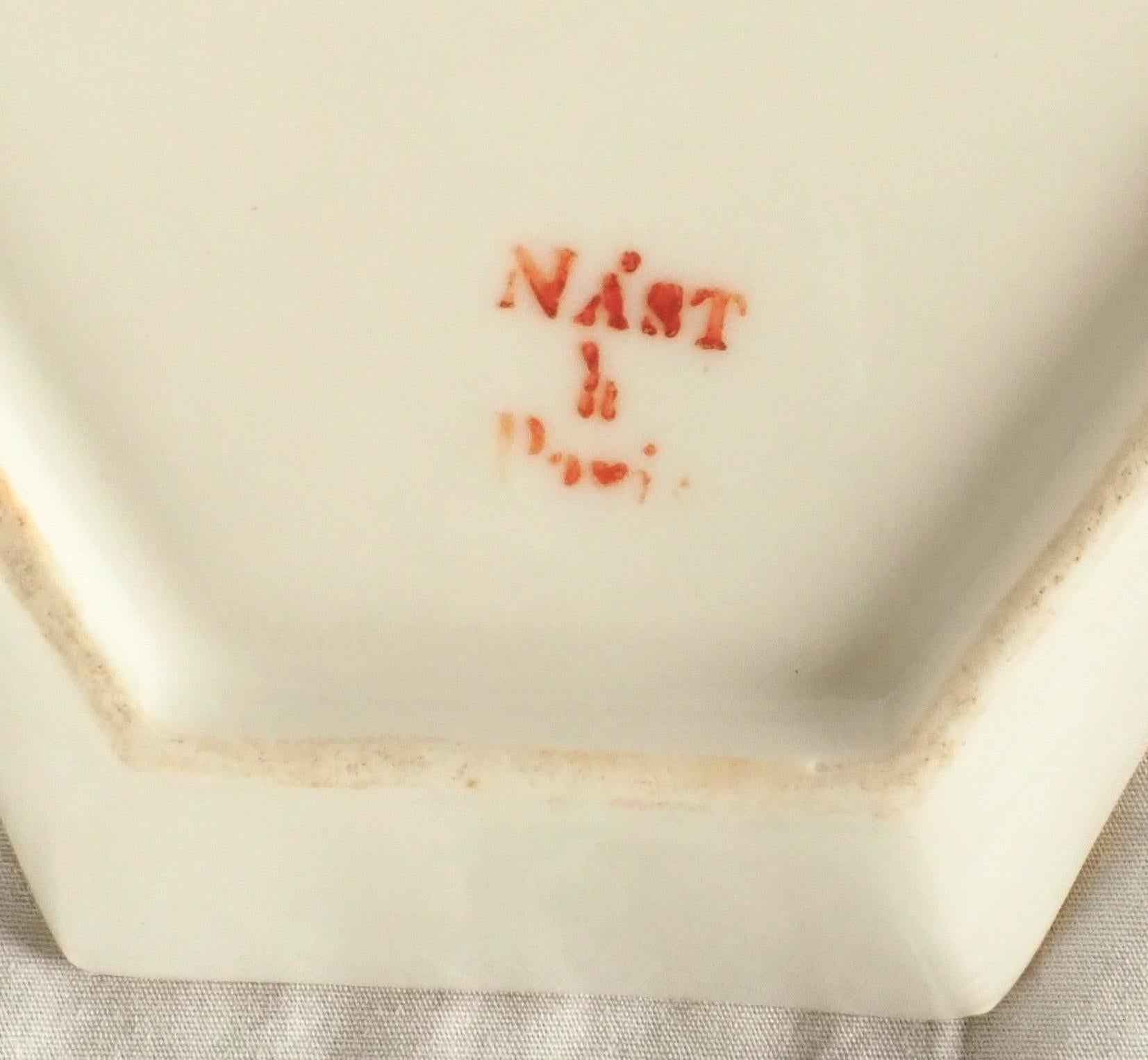 Nast Manufacture - Empire Paris porcelain dish enhanced with gold - Circa 1805 In Good Condition For Sale In GRENOBLE, FR