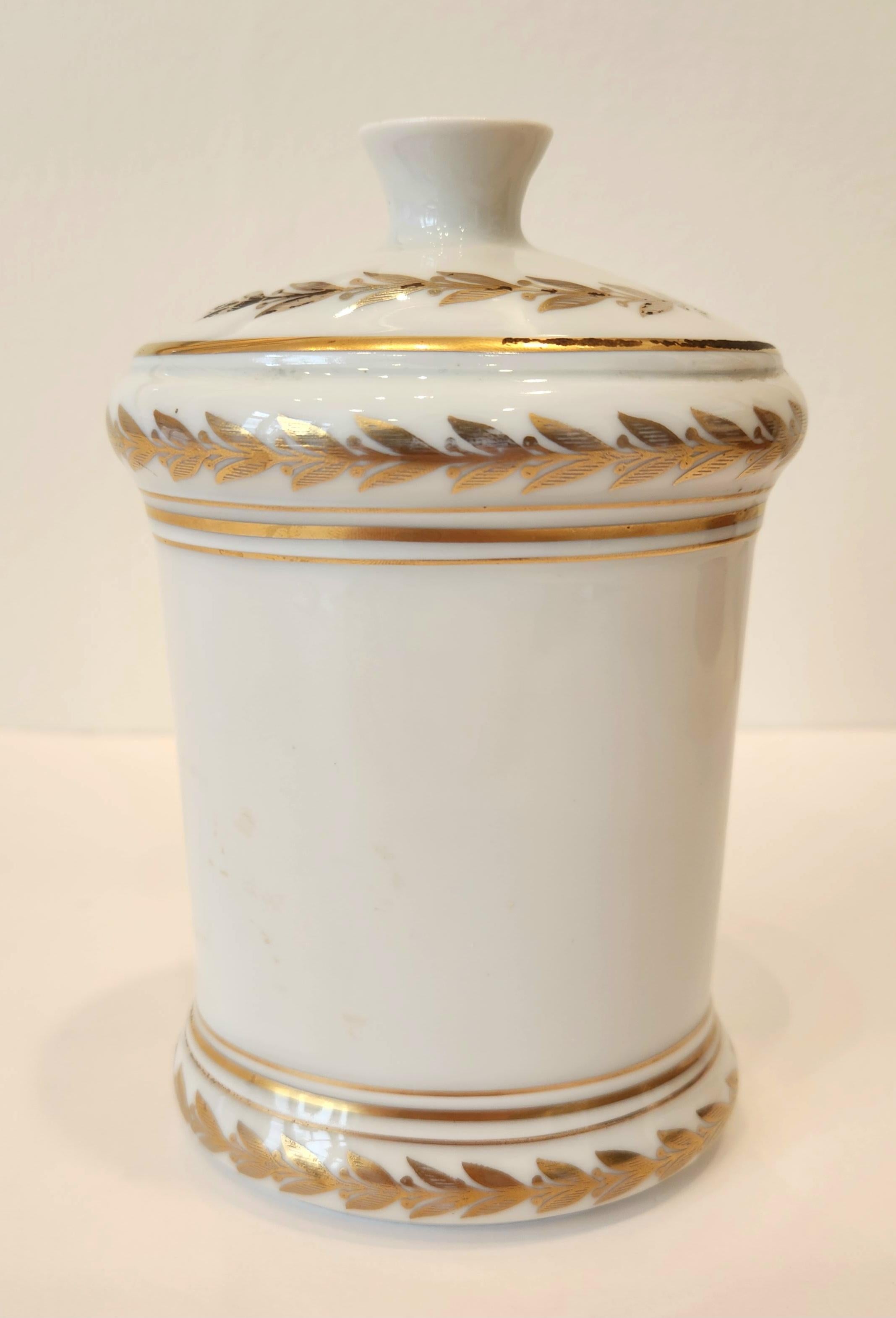 Vase en porcelaine peint à la main par Sèvres - Romantique Sculpture par Manufacture Nationale de Sèvres