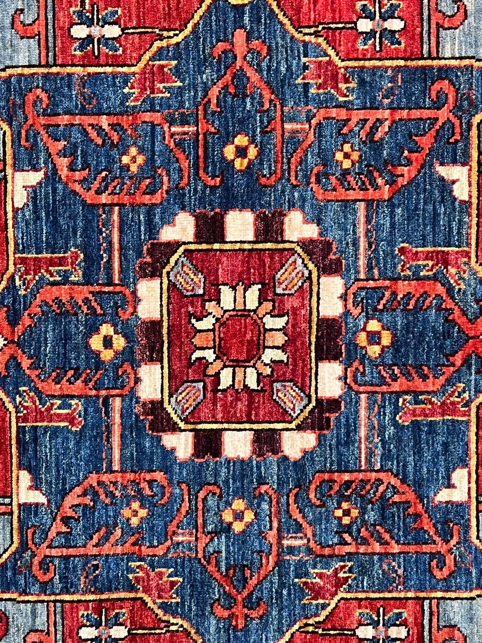 Artefakt mit heller Serapi-Dekoration und zentralem Medaillon (Afghan) im Angebot