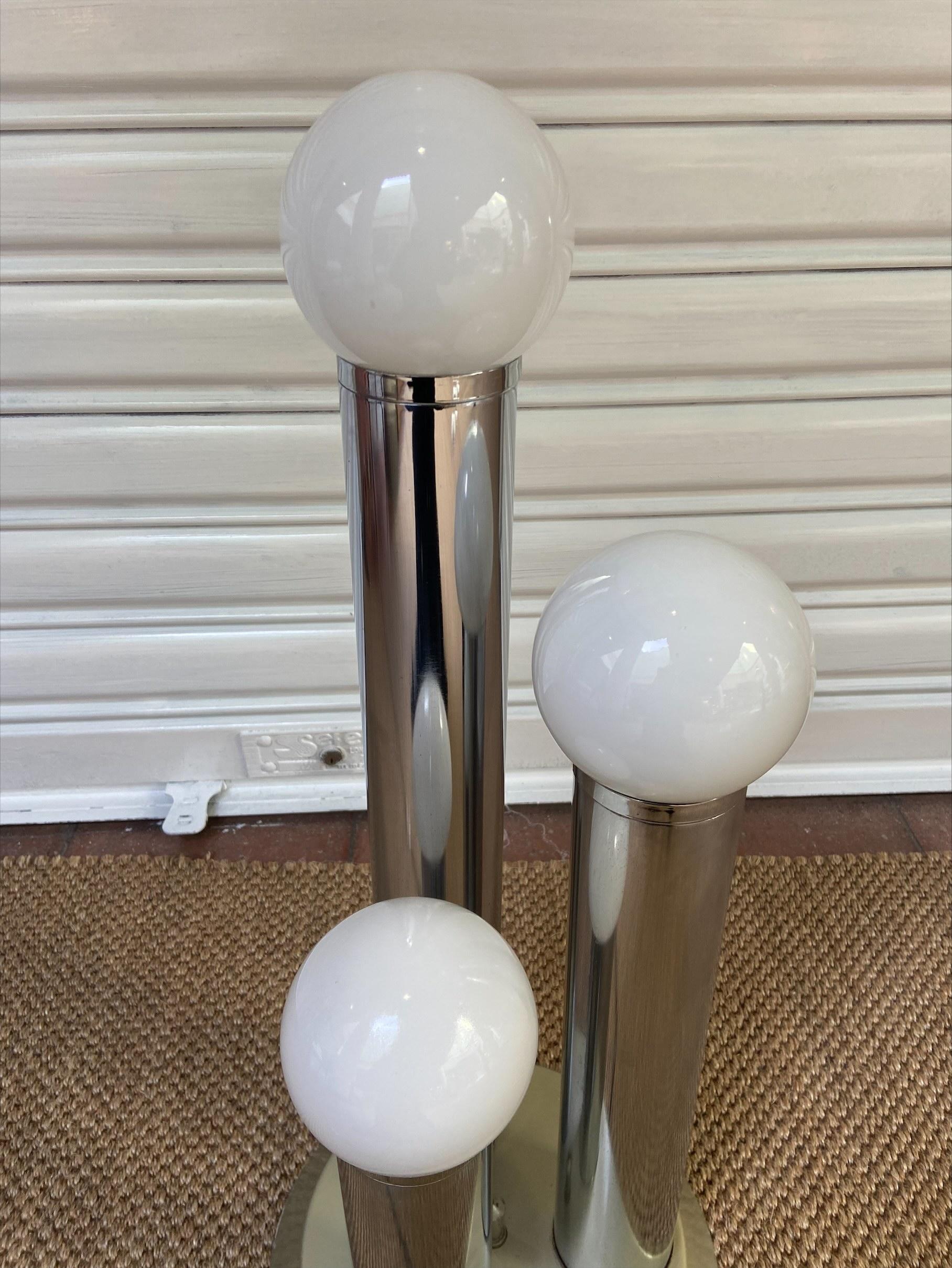 Manufatura Italiana - Lamp with 3 balls - Circa 1970
Metal and glass
Measures: H73 x D33.

  