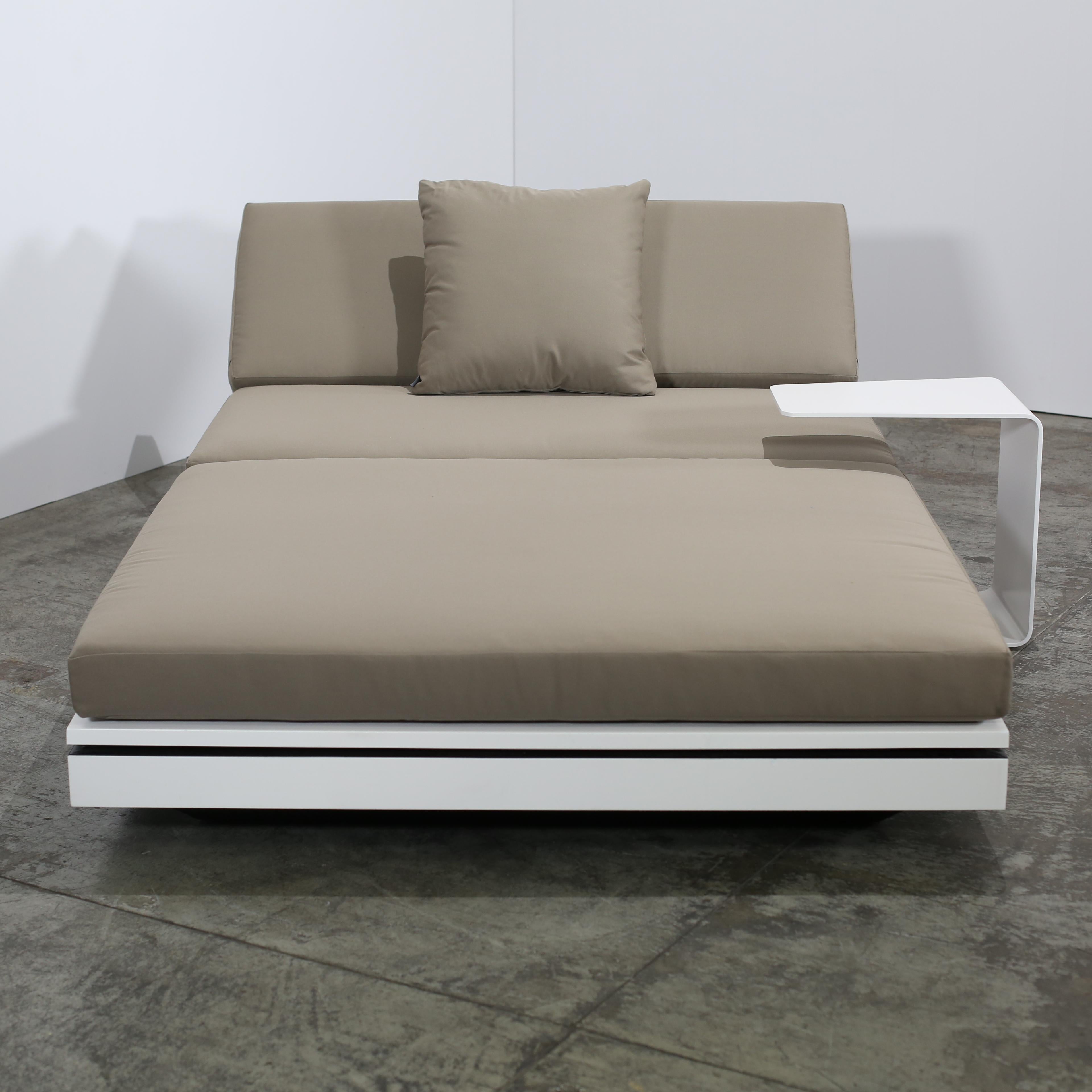 Il lettino Elements di Manutti dona eleganza e comfort moderni a qualsiasi ambiente esterno. Progettato con una silhouette elegante e realizzato con materiali pregiati e resistenti agli agenti atmosferici, questo lettino combina la durata con uno