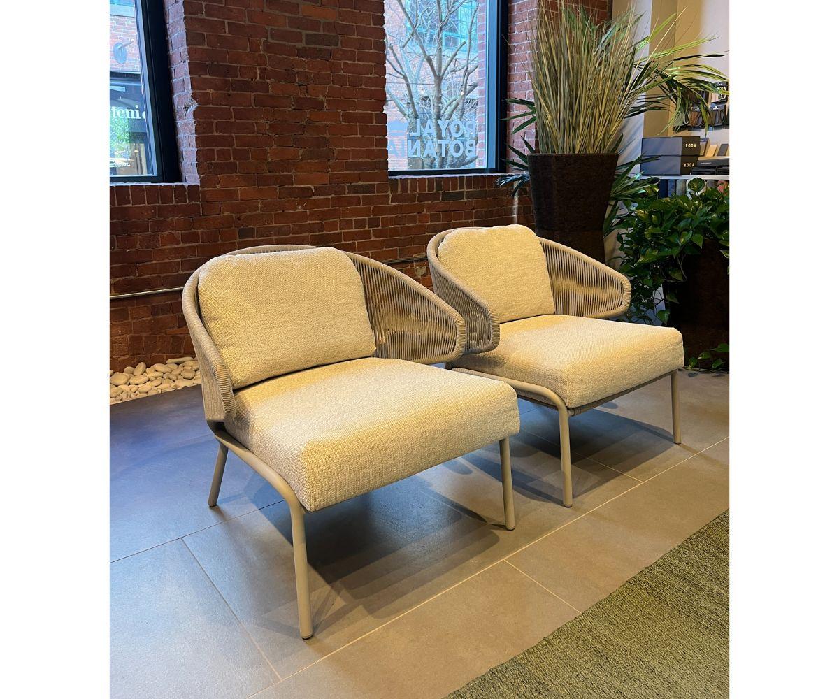Conçu par Stephane De Winter

Le design unique et aérien de la collection de fauteuils, poufs, chaises longues et canapés Radoc est parfait pour des moments exquis de chaleur et de proximité. Le dossier et les accoudoirs enveloppants, entièrement