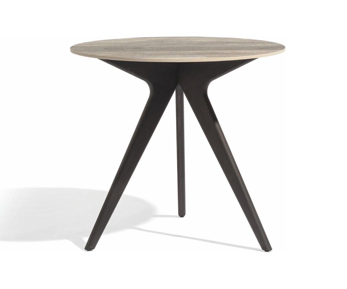 Ensemble table d'extérieur Manuttii et chaise Radoc. 

Table Manuttii Torsa en teck brossé nero & travertin geo

Conçu par Stephane De Winter

Torsa est l'incarnation même de la sophistication : mince et léger. La base en bois sculpté est associée à