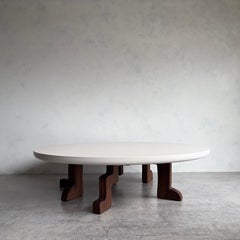 Couchtisch mit vielen Füßen von MSJ Furniture Studio