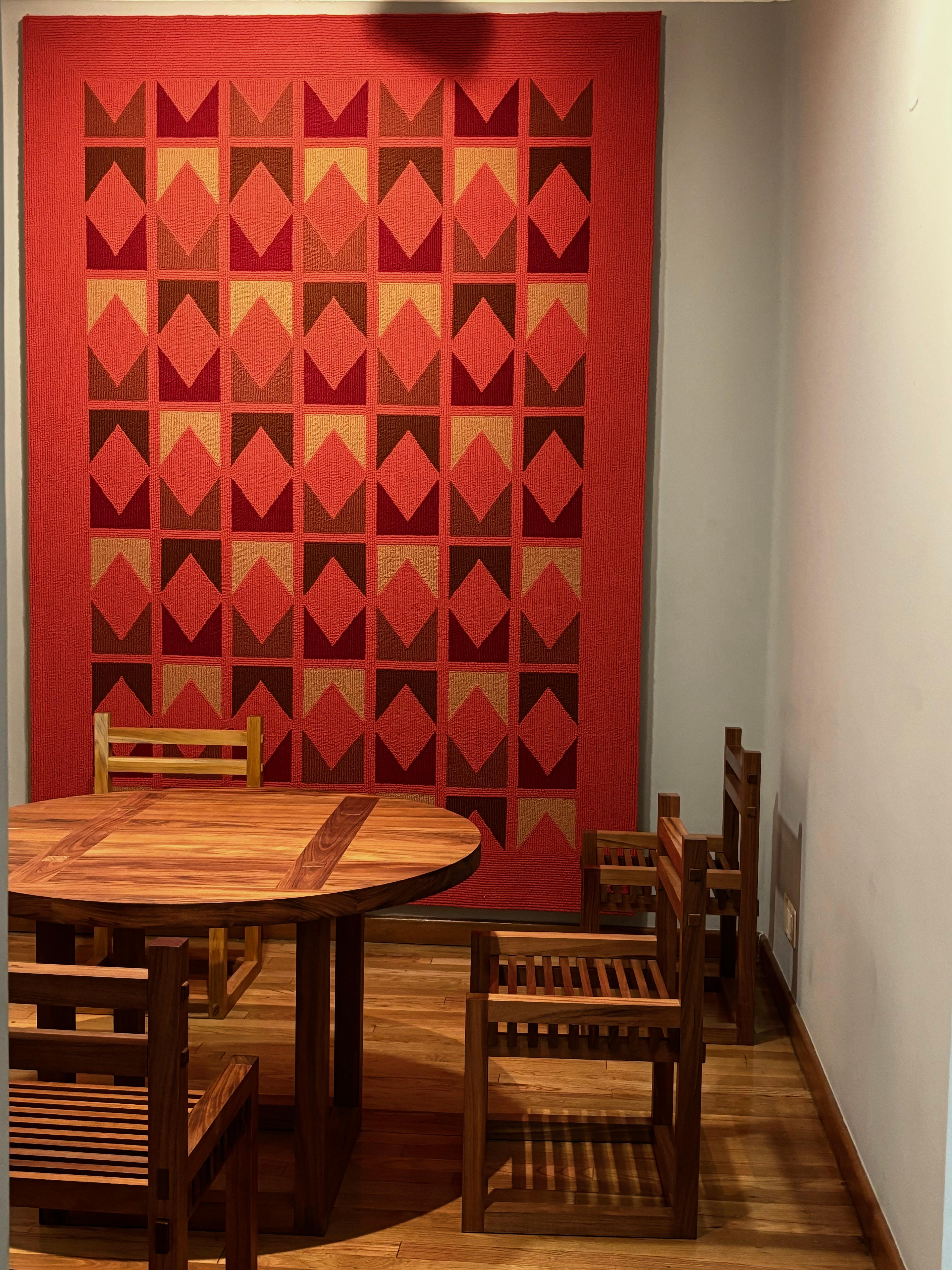 Alfombra Manzarín - roja con figuras geométricas  - Antonio Attolini Falta - 1985 finales del siglo XX en venta