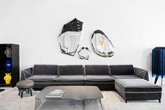 En stock à Los Angeles, canapé Manzoni en velours gris par Luca Scacchetti