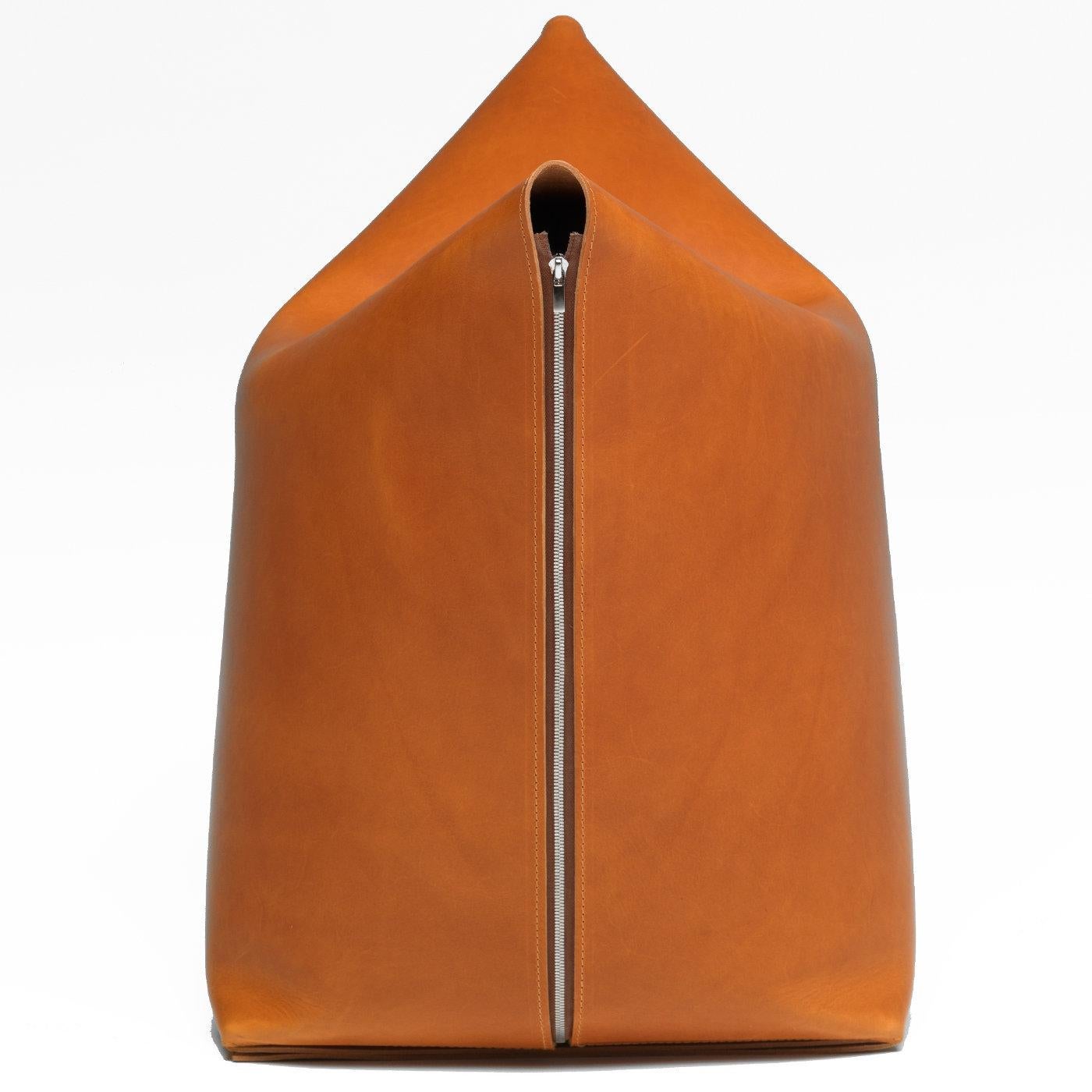 Dieser raffinierte Sitzsack ist sorgfältig in ein einziges Stück orangefarbenes Leder eingewickelt, das in seinen Falten an Origami erinnert. Der Stuhl, der die Form eines Katzengesichts annimmt, ist ein sehr bequemer Sitzplatz.