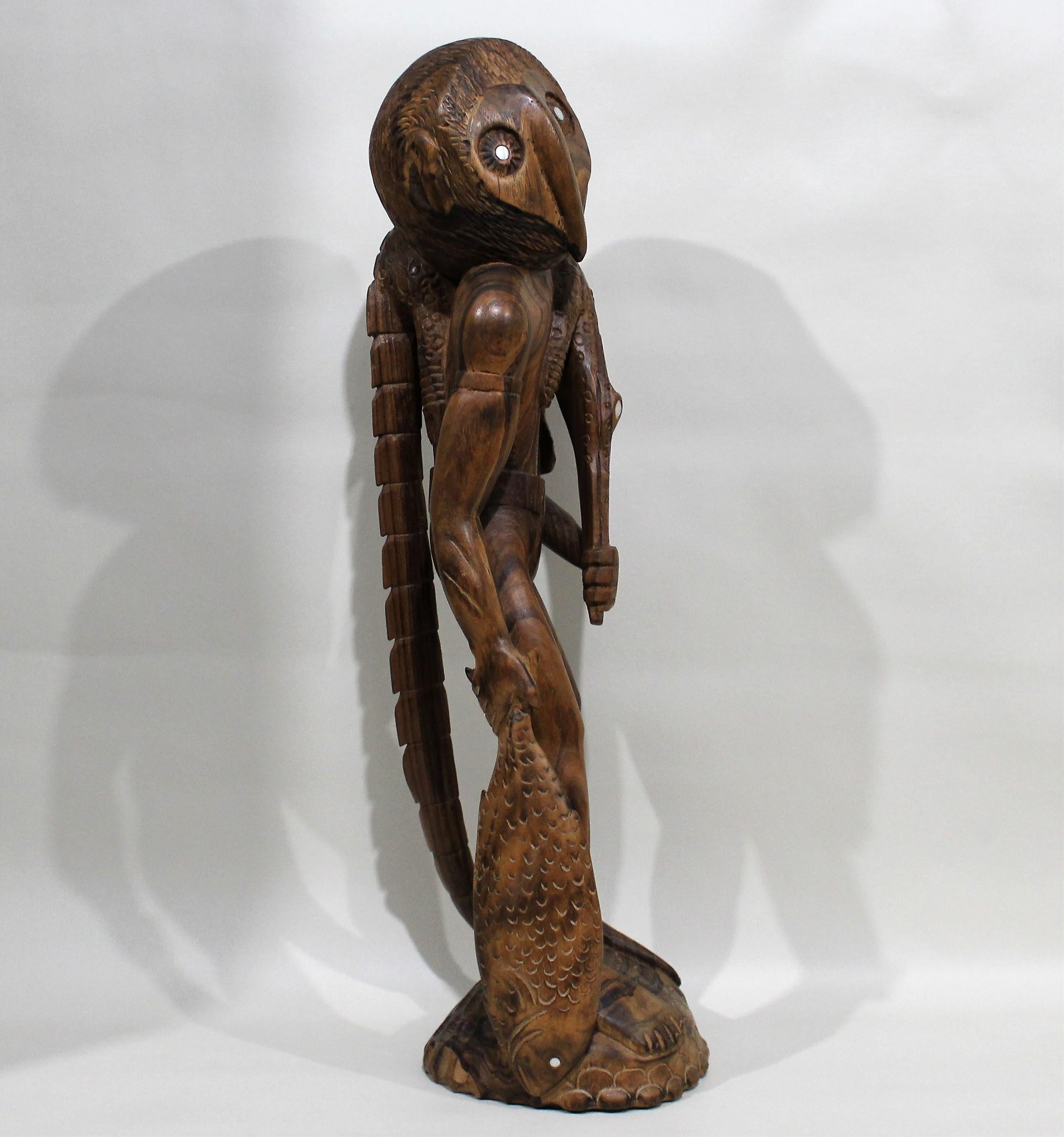 Maori, handgeschnitzte Stammes-Skulptur eines Jägers (Stammeskunst) im Angebot