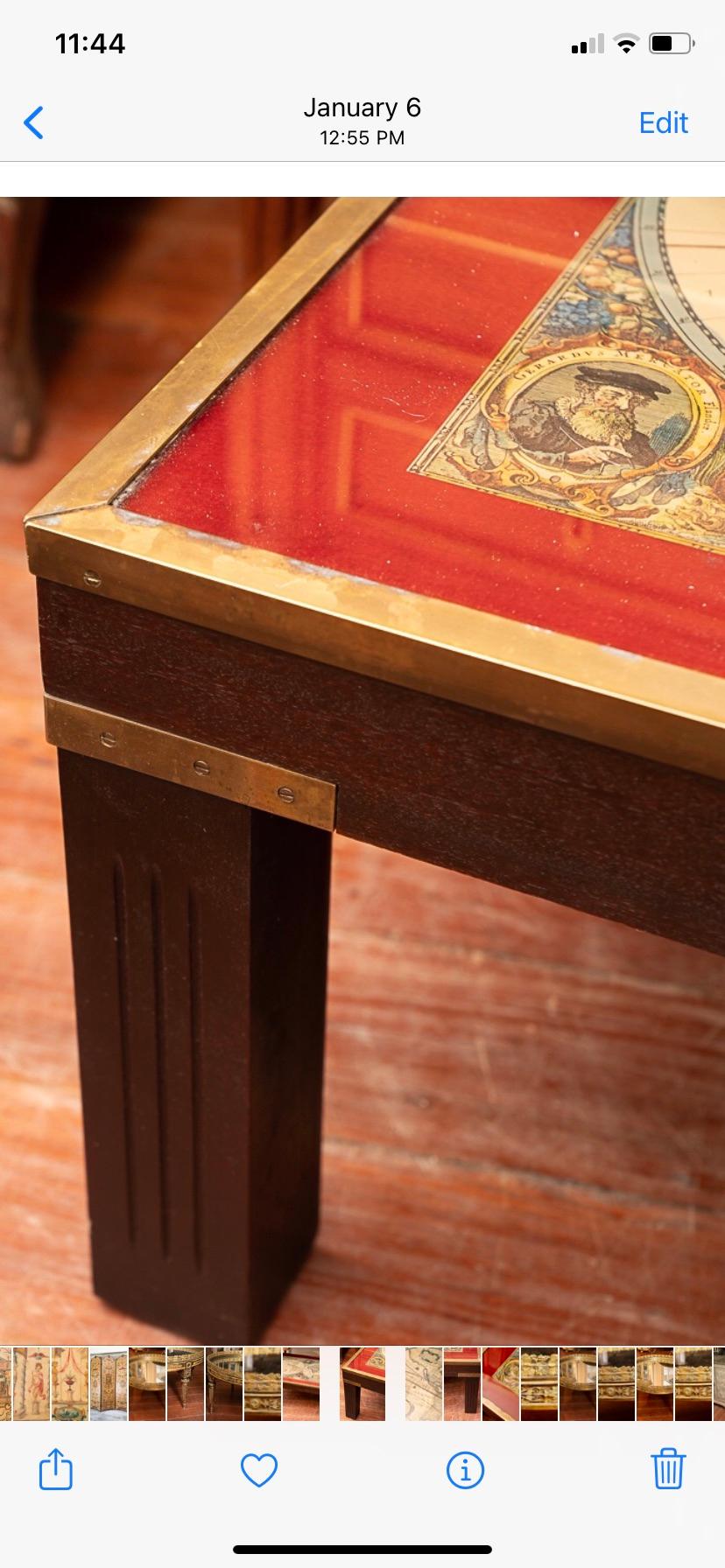 Une table basse très intéressante et décorative. Il a un aspect orientaliste qui s'intègre dans de nombreux décors différents. Ajouter la couleur rouge à la plupart des pièces leur donne instantanément du caractère et un sentiment de chaleur. C'est