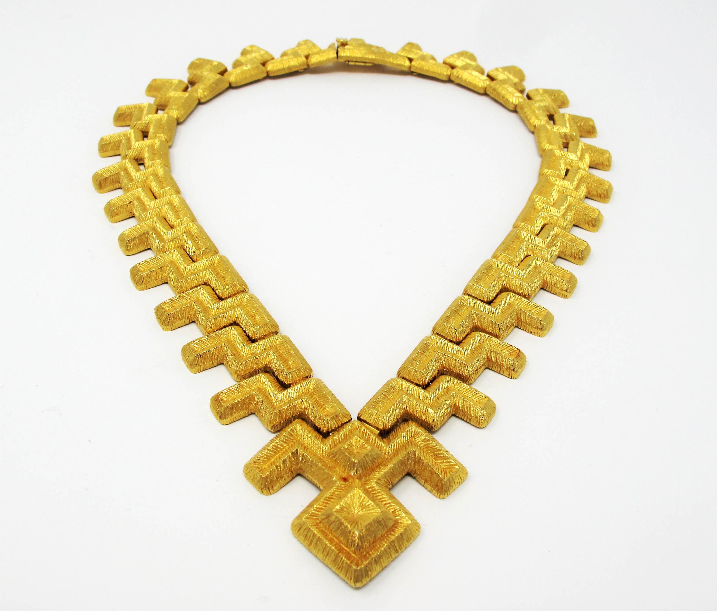 Mapamenos Natepas 18 Karat Yellow Gold Graduated Zig Zag Geometric Necklace In Excellent Condition For Sale In Scottsdale, AZ