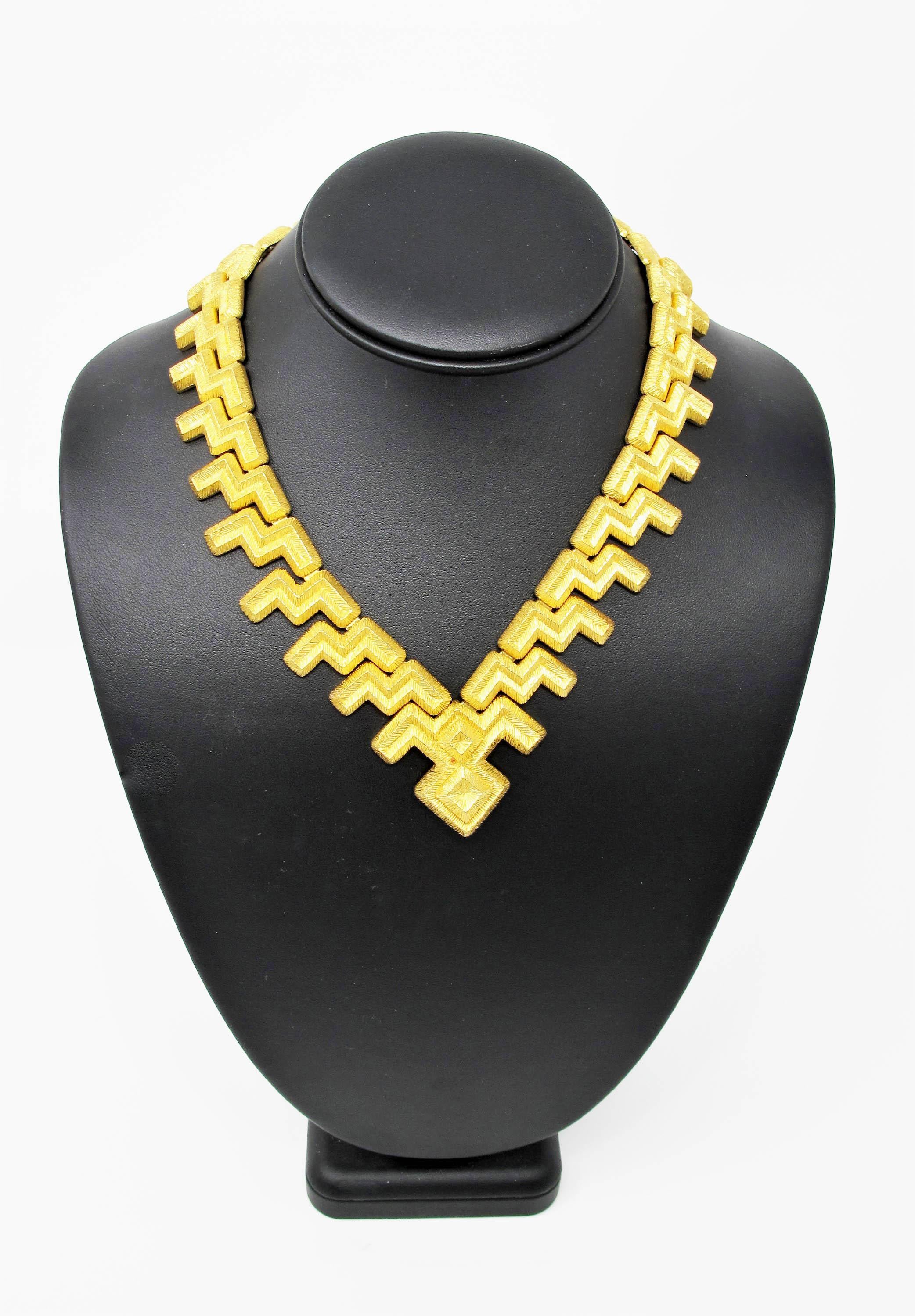 Mapamenos Natepas 18 Karat Yellow Gold Graduated Zig Zag Geometric Necklace For Sale 1