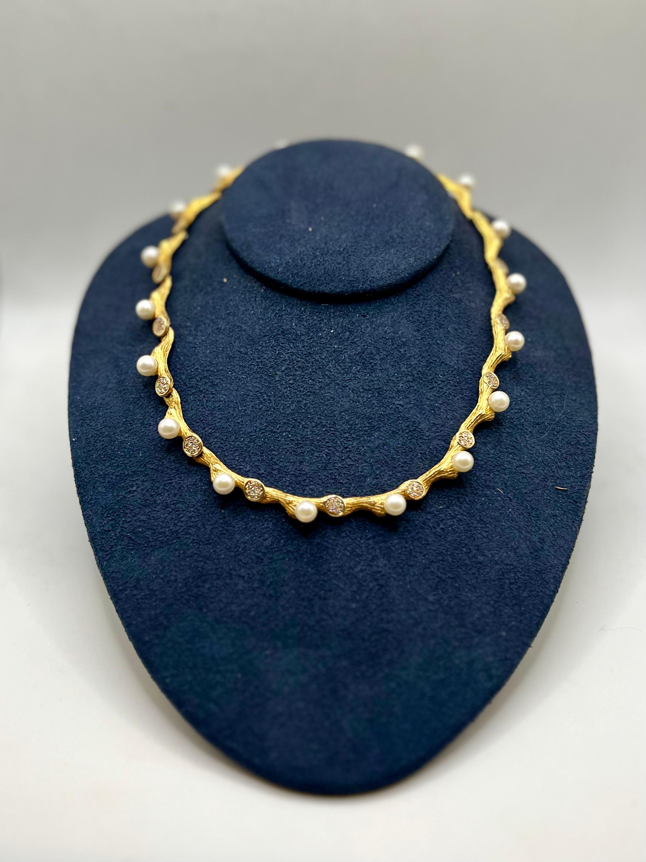 Diese exquisite 17-Zoll-Halskette ist aus luxuriösem 18-karätigem Gelbgold gefertigt, mit 750 und der Signatur des Designers versehen und wiegt beachtliche 56,2 Gramm. Die fast runden Zuchtperlen sind zwischen 5,5 und 6,5 mm groß und haben eine