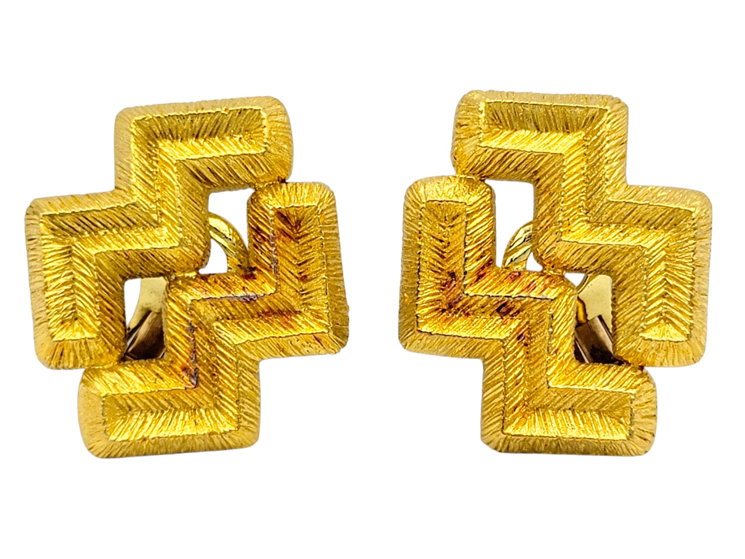 Adorna tus orejas con estos sencillos pero sofisticados pendientes en zigzag de oro amarillo de 18 quilates de Mapamenos Natepas. Los pendientes de oro macizo de fina textura están dispuestos en vertical, alargando el lóbulo en un estilo moderno y