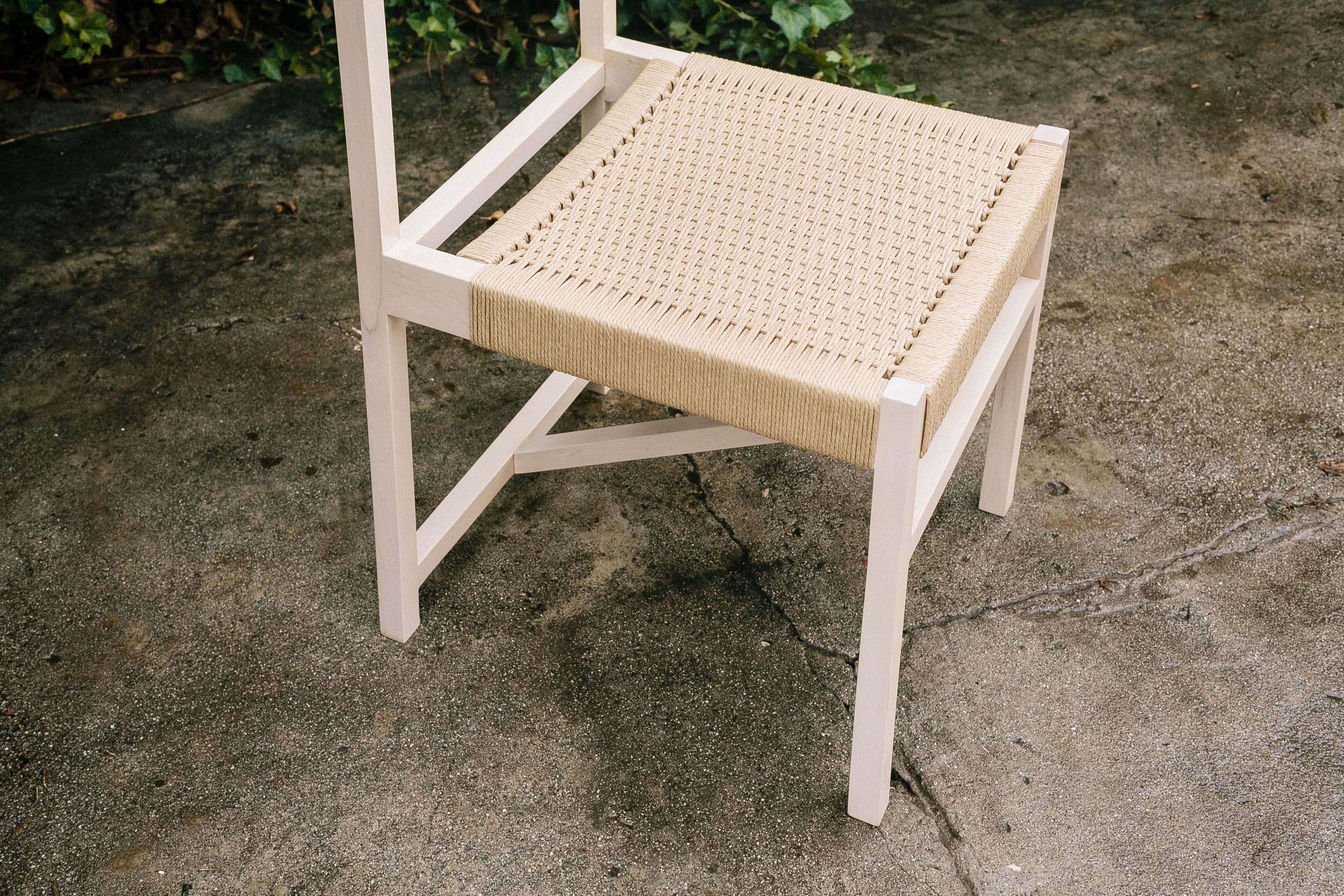 Un design classique instantané de Taidgh O'Neill, la chaise de salle à manger Perico est construite en bois dur massif et présente un siège en corde danoise sans défaut. Des proportions raffinées, une composition élégante et un dossier en acajou