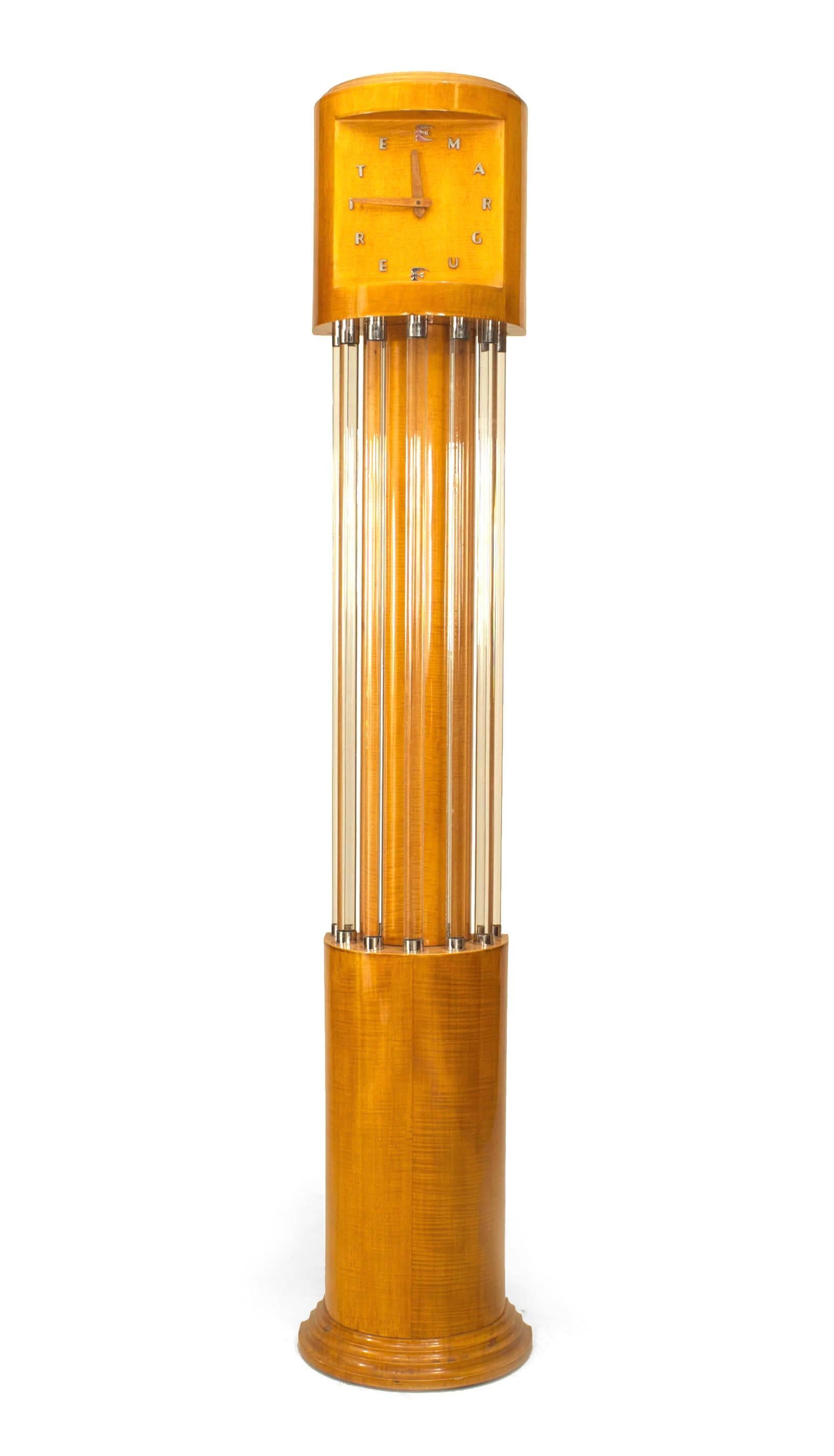 Horloge grand-père française du milieu du siècle (années 1940) en érable avec colonne en Lucite et design chromé avec cadran 