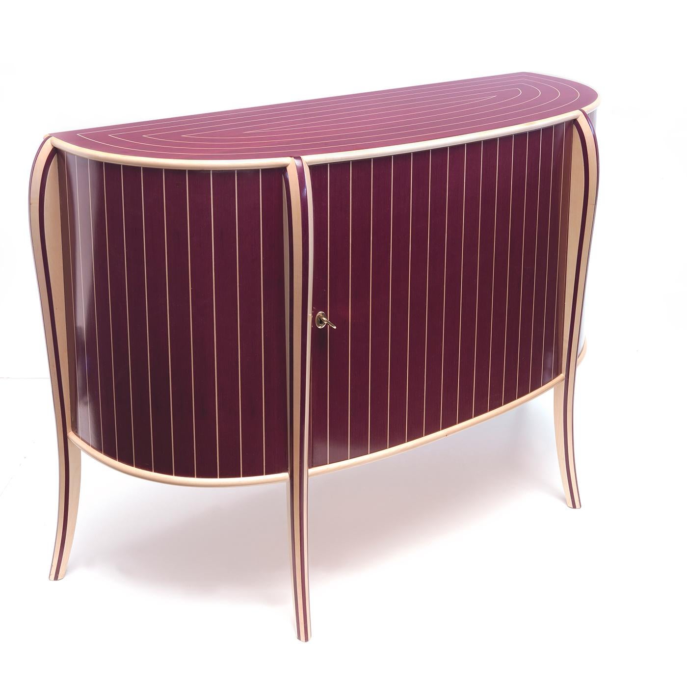 Dieses elegante Sideboard aus zweifarbigen Naturhölzern steht für hochwertige Holzverarbeitung und zeichnet sich durch eine halbrunde Silhouette aus, die durch Intarsien aus Ahorn und Purpleheart belebt wird. Dünne, geschwungene Elemente mit einem