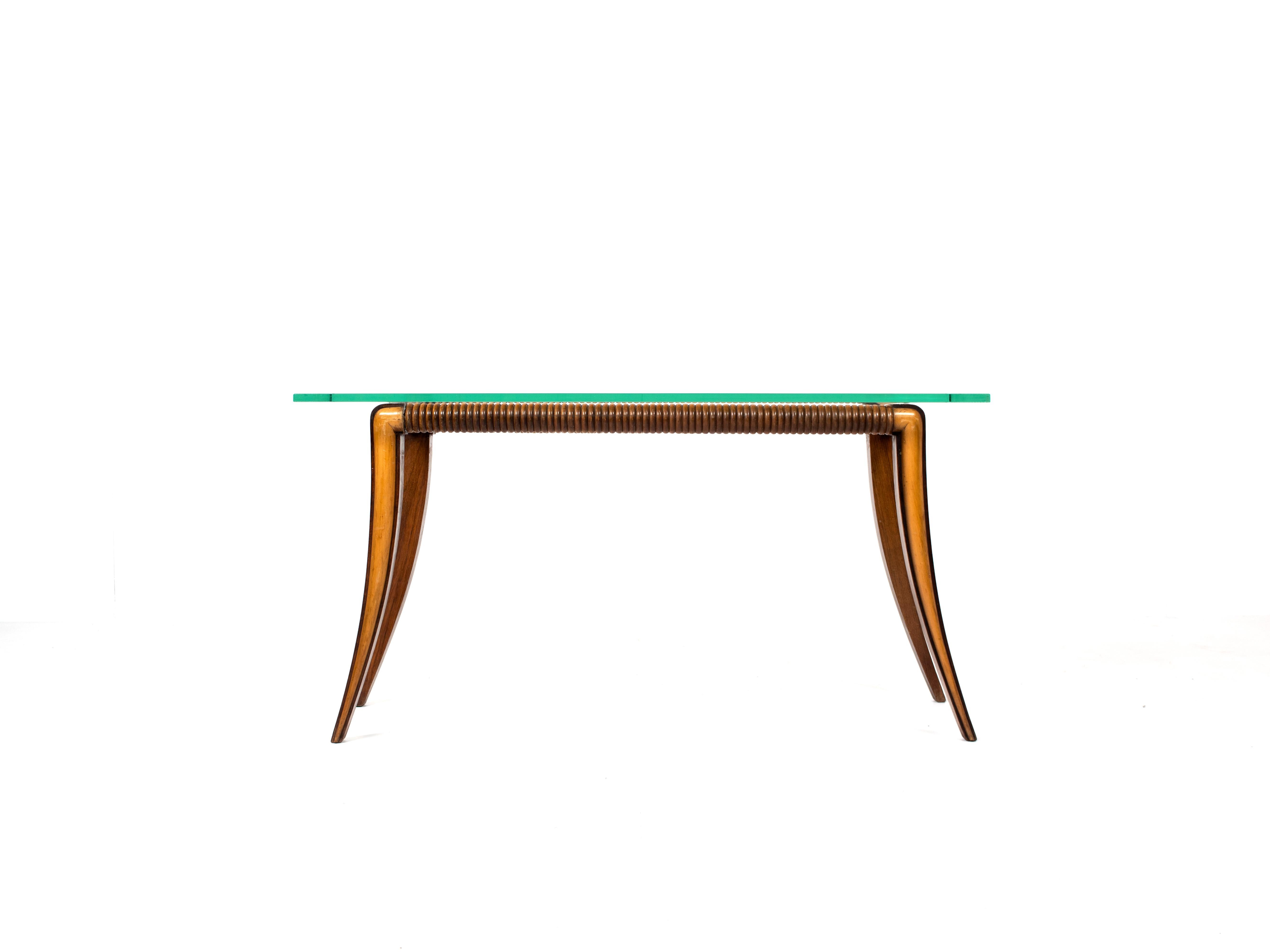 Schöner Couchtisch aus Ahorn und Holz mit einer Glasplatte. Die Glasplatte ist sehr dick und schwer, was diesem Tisch seine Stabilität verleiht. Die Holzstruktur hat eine runde Kante, die hübsch verziert ist. Die Füße sind nach außen geformt. Der