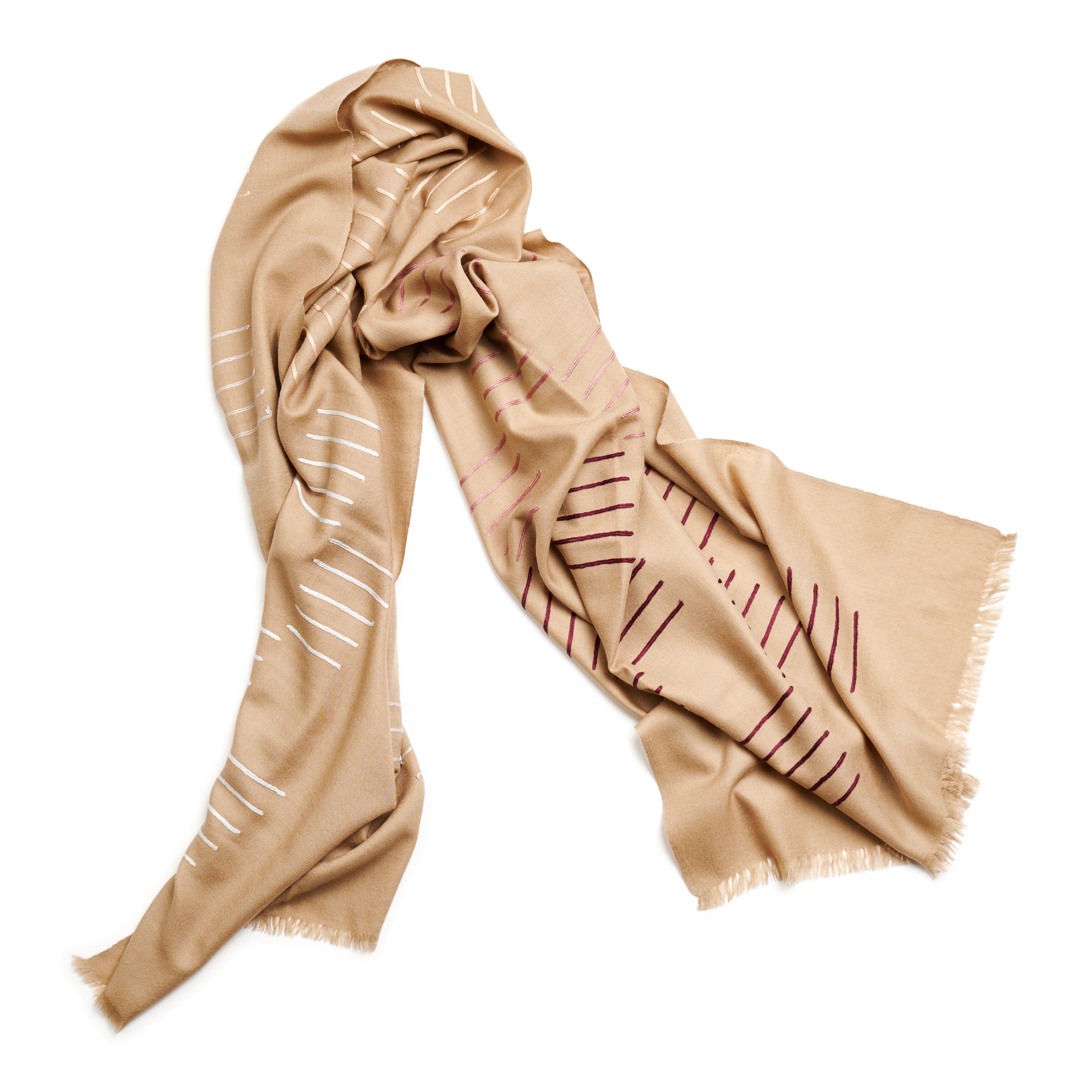 Bufanda Artesanal Moderna Bordada a Mano Tejida a Mano Beige Arce en venta 12